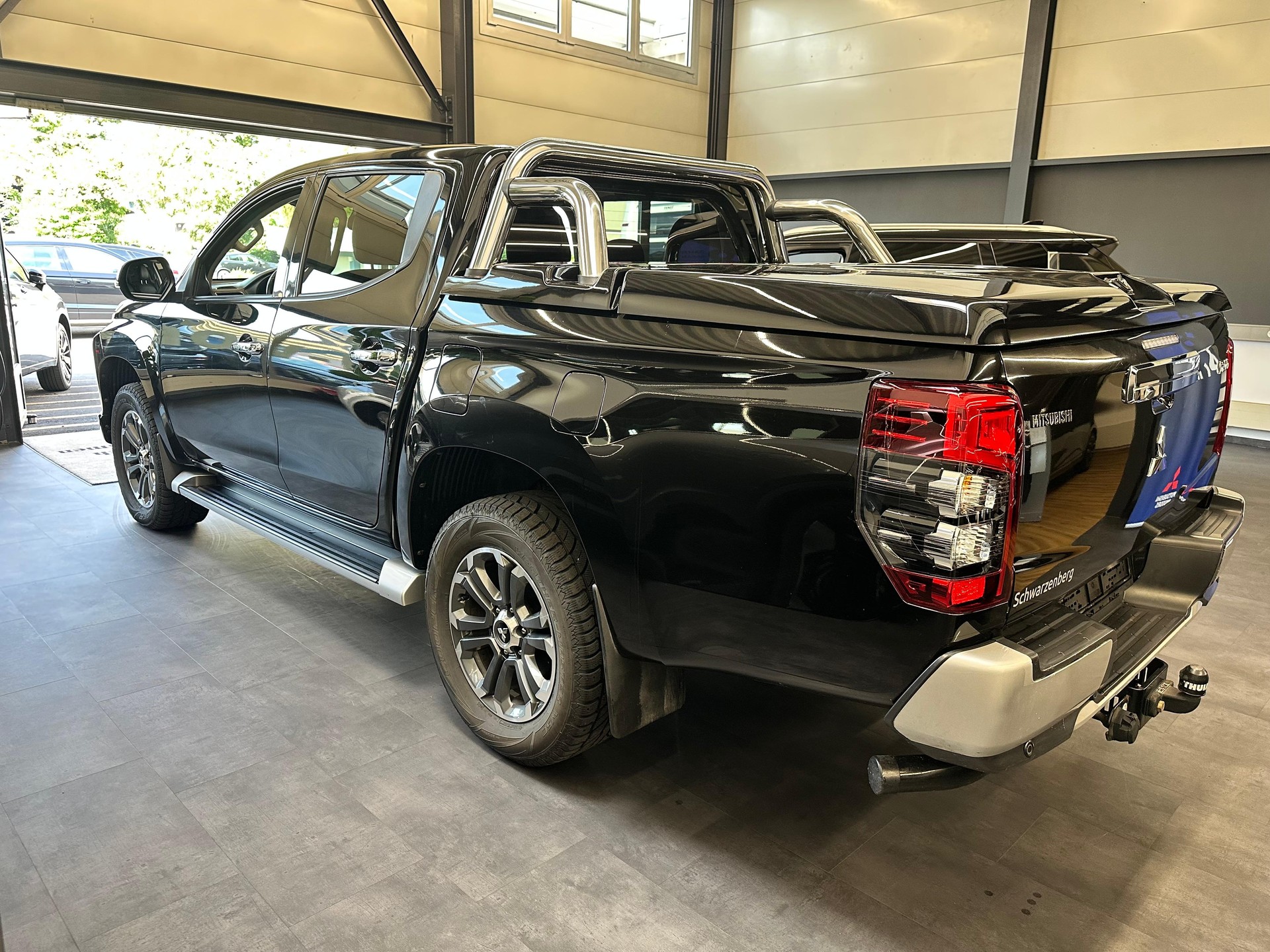 MITSUBISHI L200 D-Cab Pick-up 2.2 DID 4x4 Diamond-showroom-element-2
