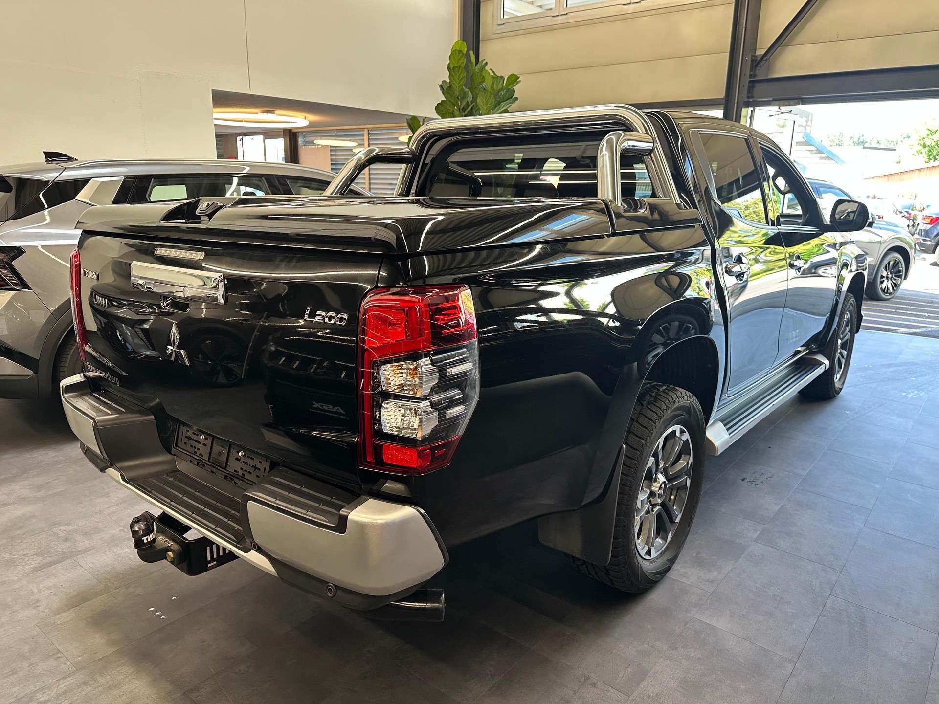 MITSUBISHI L200 D-Cab Pick-up 2.2 DID 4x4 Diamond-showroom-element-3