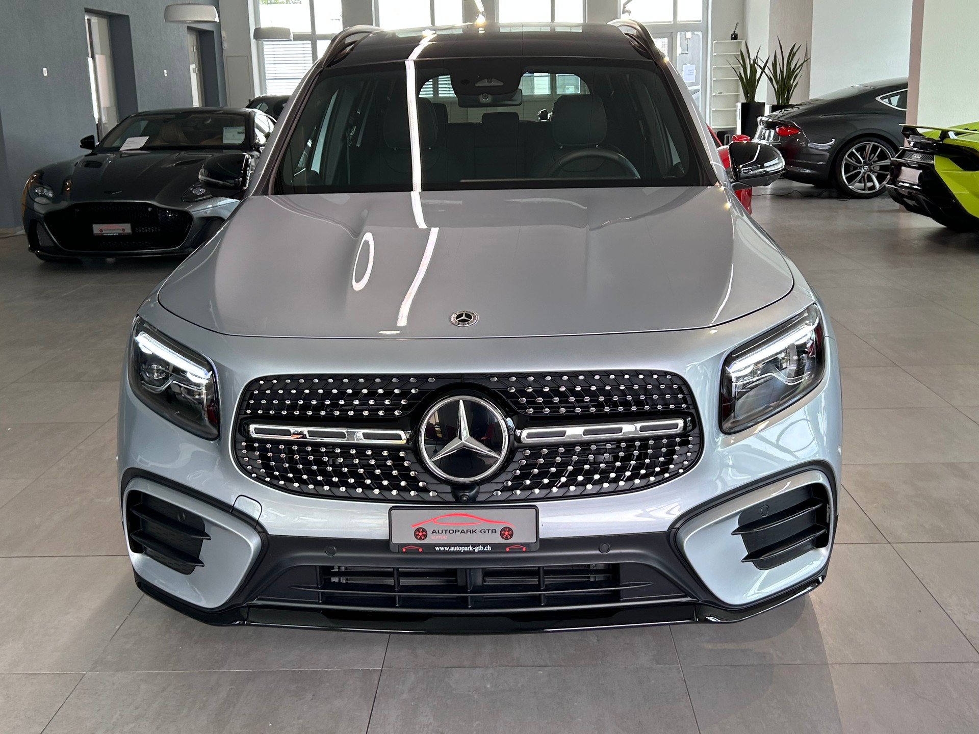 MERCEDES-BENZ GLB 220 d 4Matic 8G-Tronic-showroom-element-2