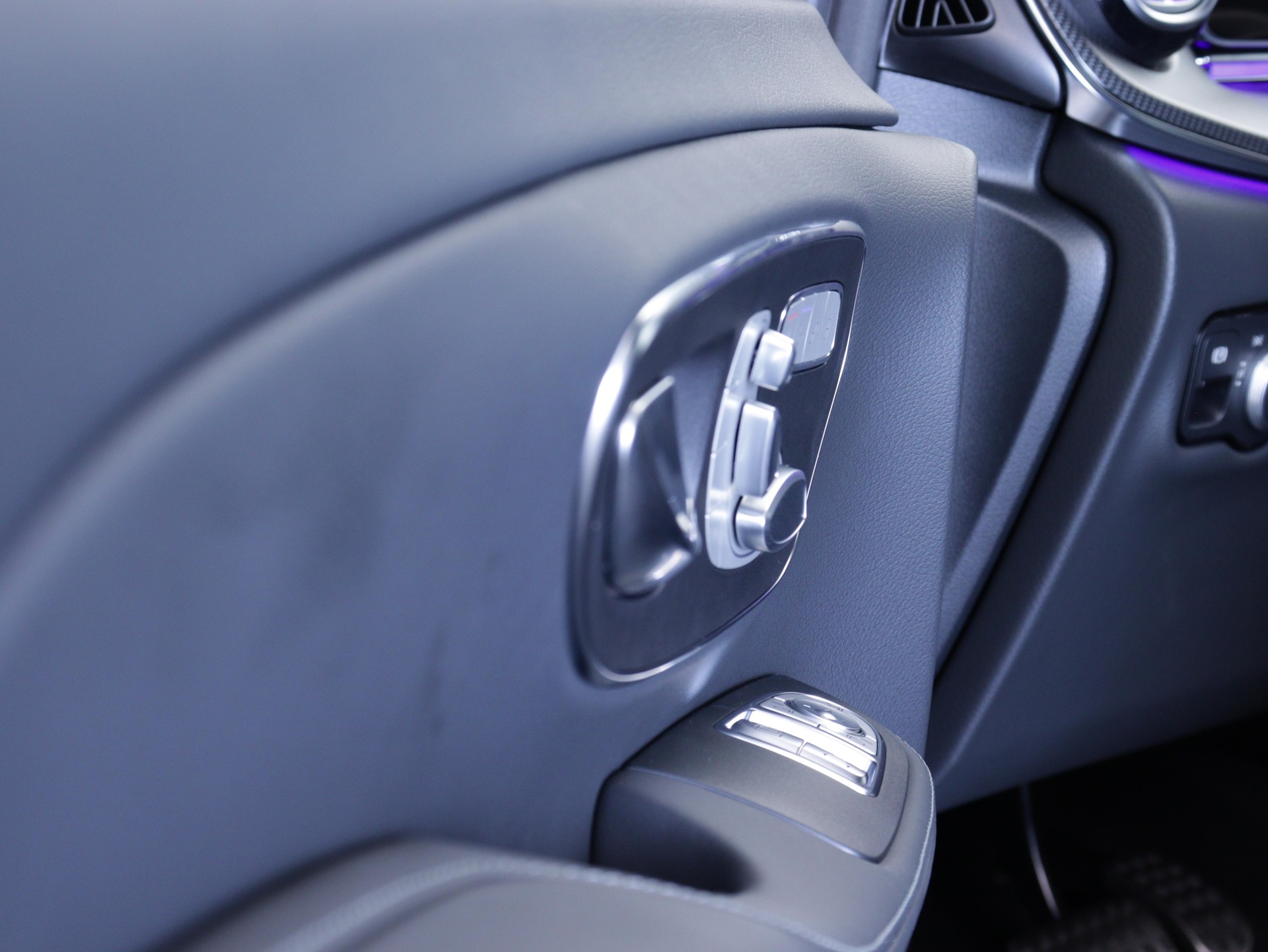 MERCEDES-BENZ V 300 d Swiss Ed. lang 4matic Van-image-8