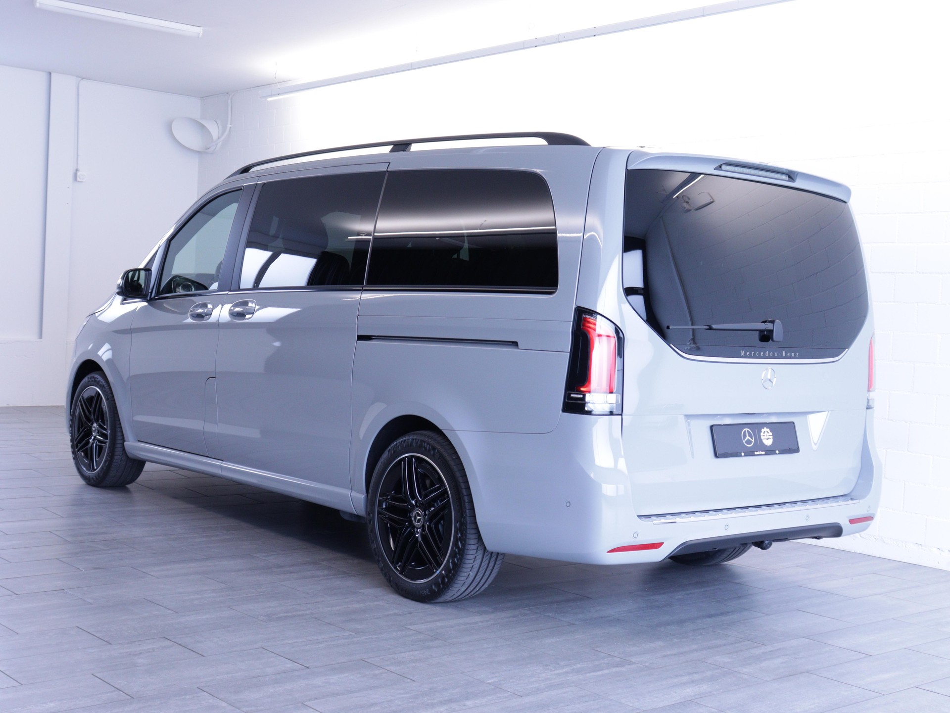 MERCEDES-BENZ V 300 d Swiss Ed. lang 4matic Van-showroom-element-3