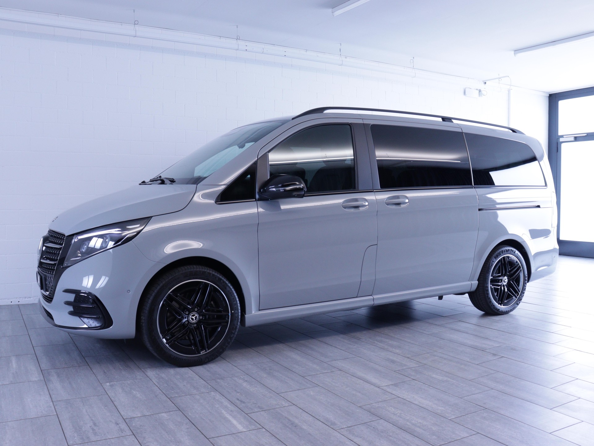 MERCEDES-BENZ V 300 d Swiss Ed. lang 4matic Van-showroom-element-1