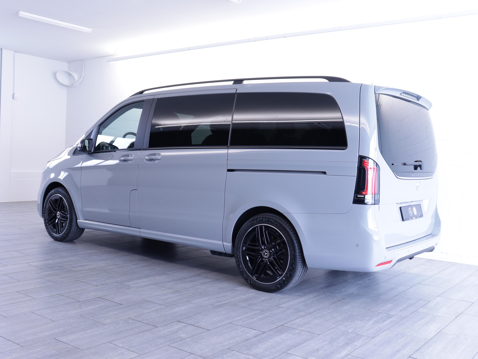 MERCEDES-BENZ V 300 d Swiss Ed. lang 4matic Van-showroom-element-2