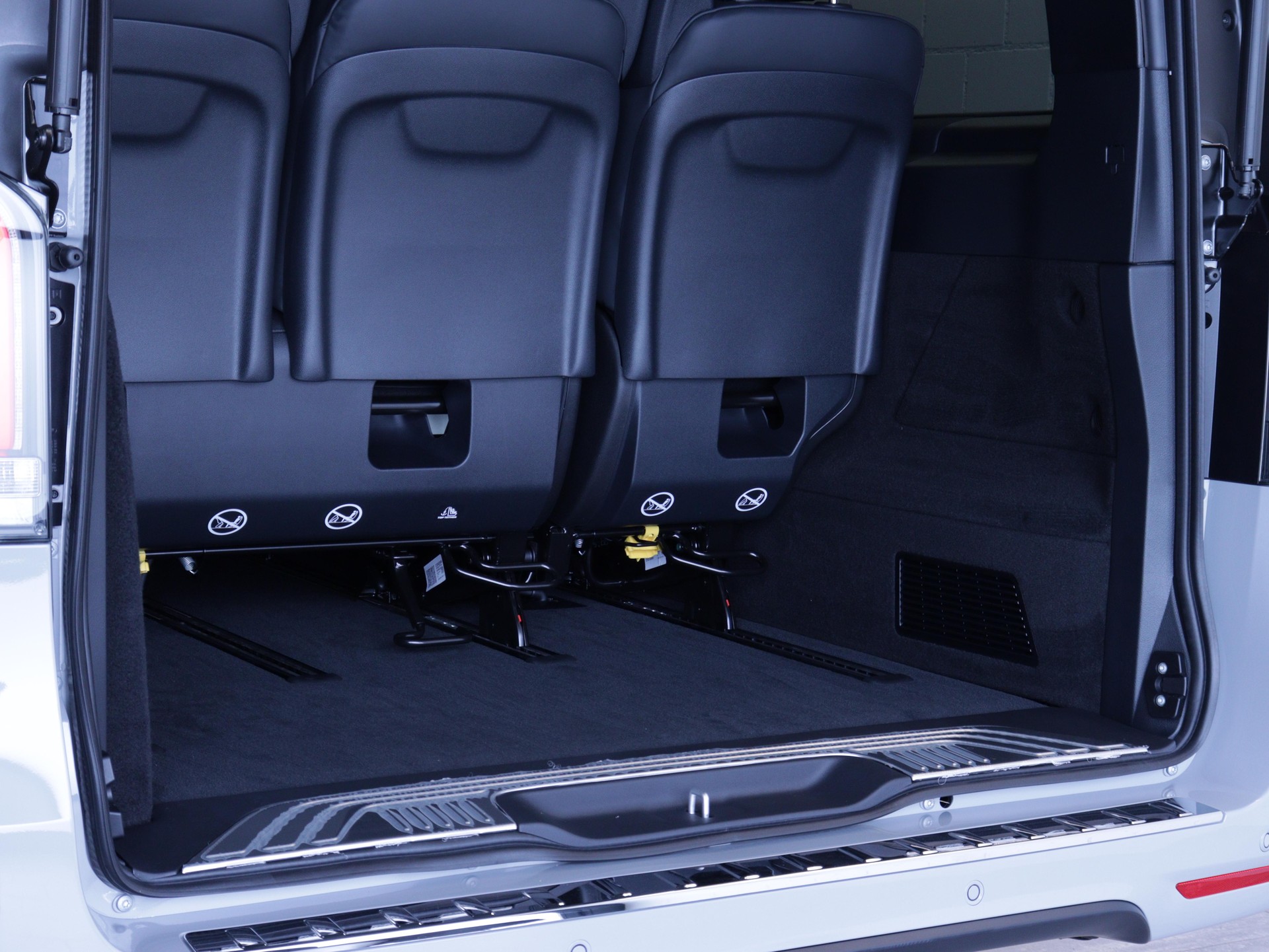 MERCEDES-BENZ V 300 d Swiss Ed. lang 4matic Van-image-12