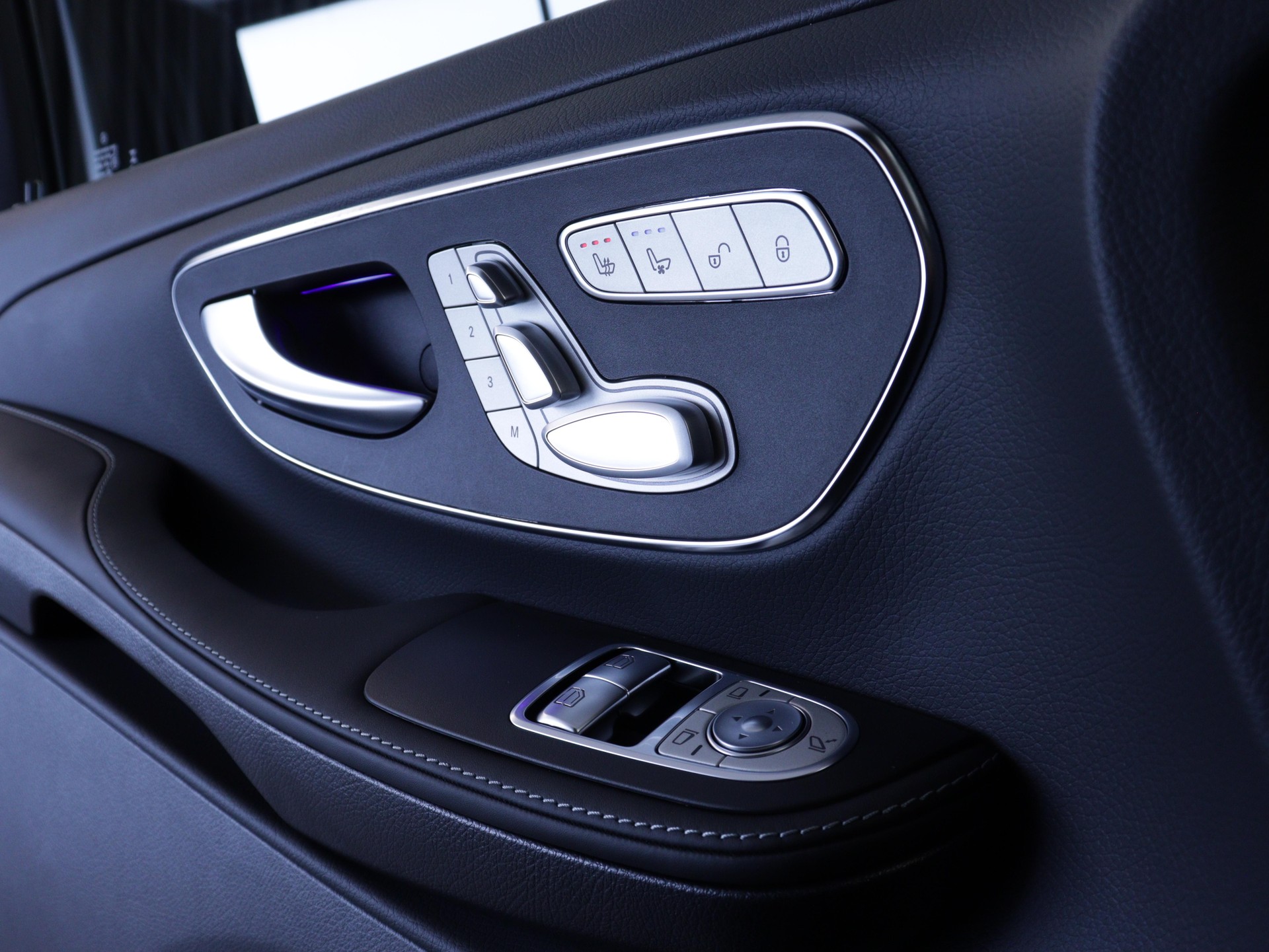MERCEDES-BENZ V 300 d Swiss Ed. lang 4matic Van-image-9