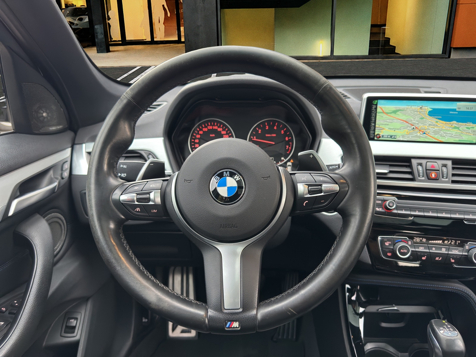 BMW X1 25i xDrive SAG / Top Ausstattung-image-12