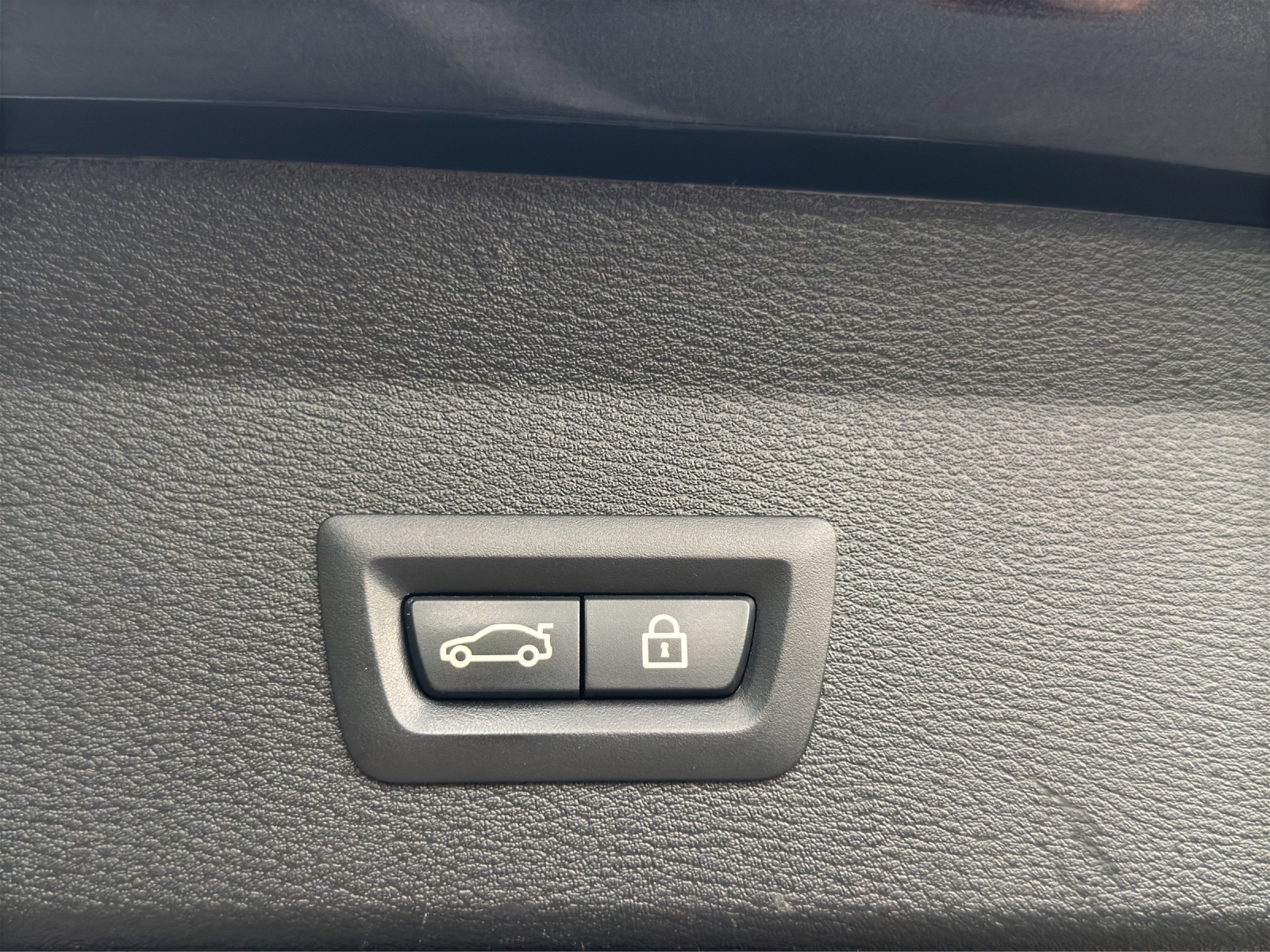 BMW X1 25i xDrive SAG / Top Ausstattung-image-18