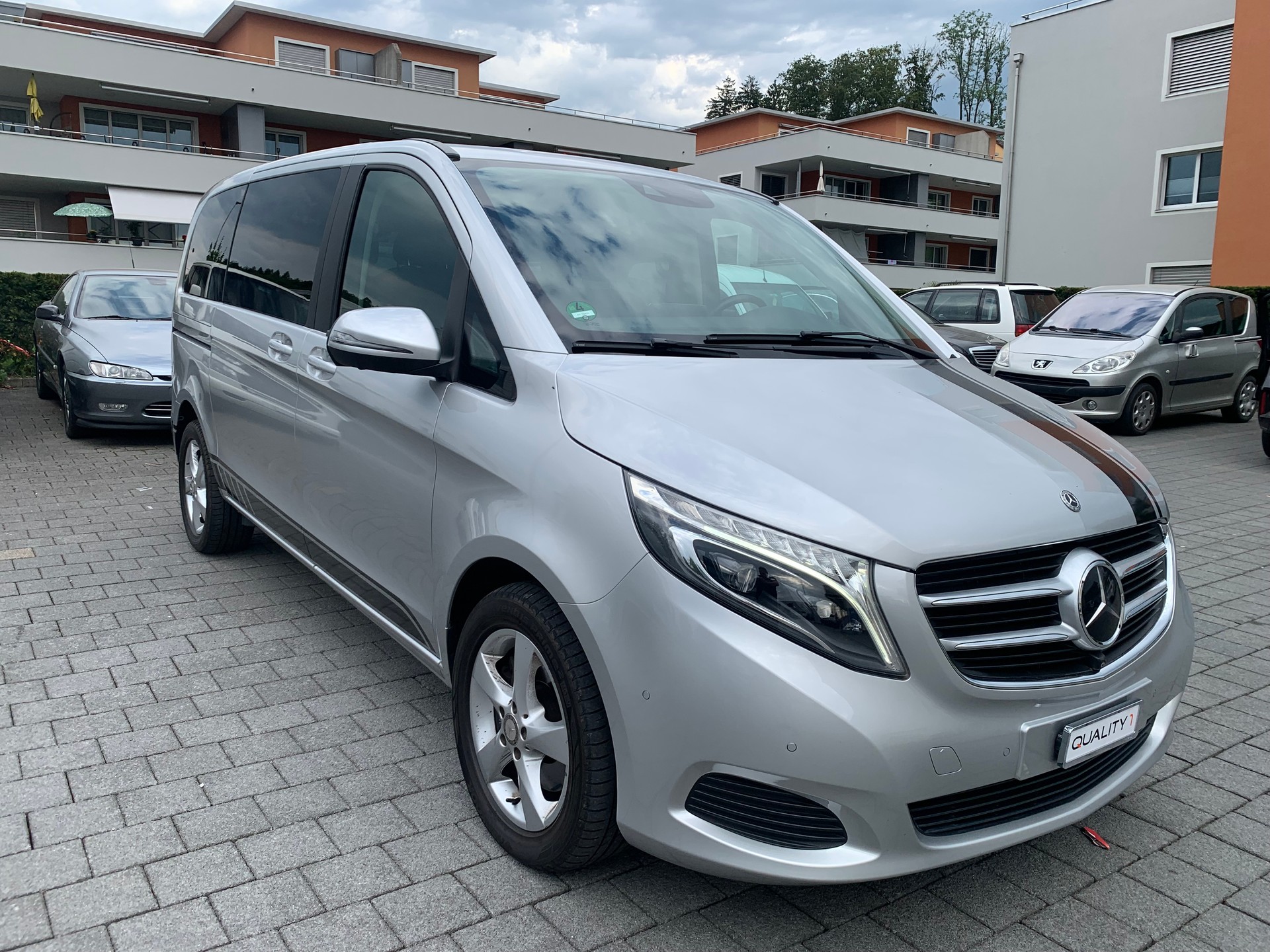 MERCEDES-BENZ V 220 d kompakt 4Matic 7G-Tronic-image-2