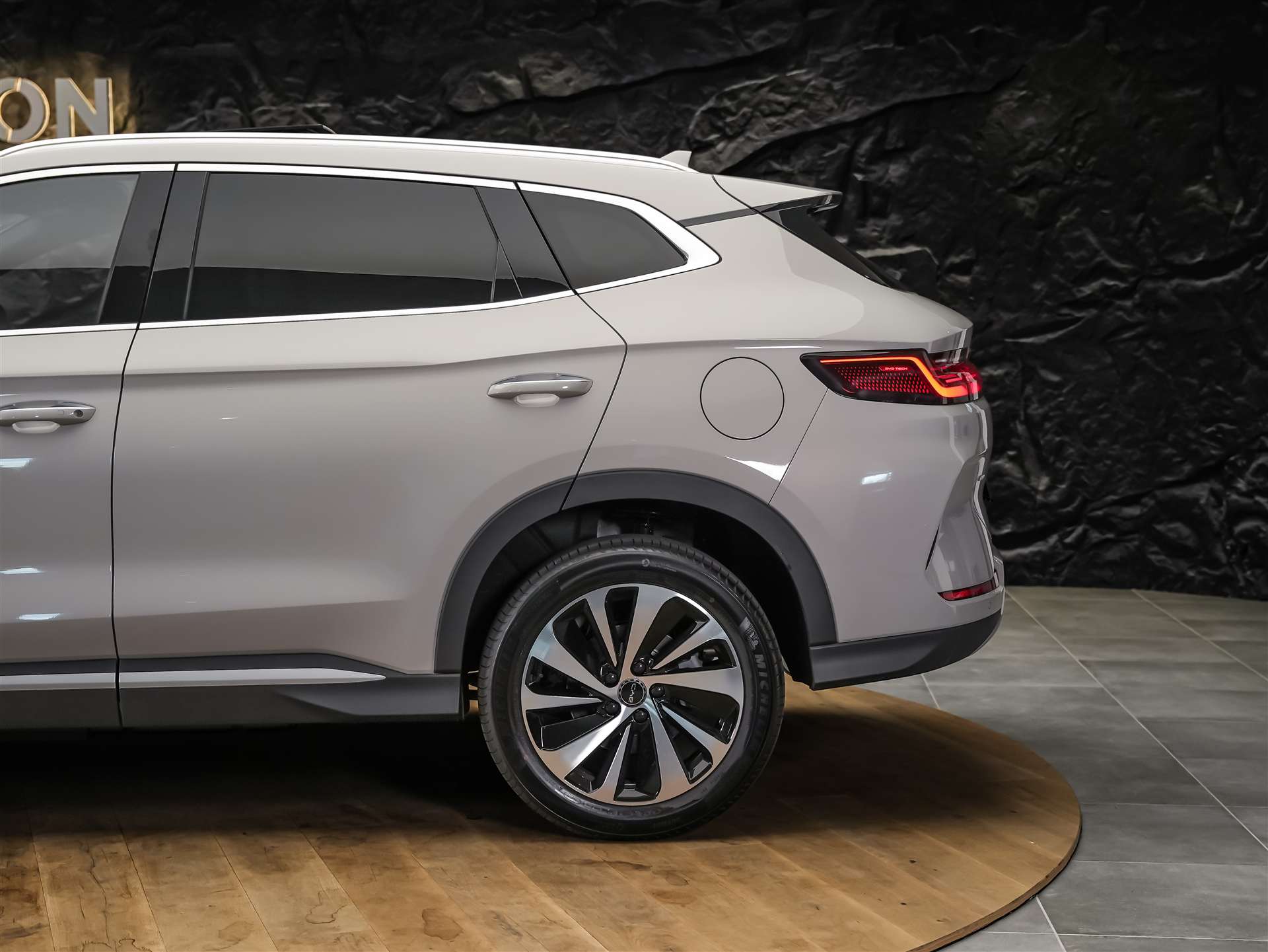 BYD Seal U DM-i Design AWD *SOFORT Verfügbar*Werksgarantie*Lenkradheizung*Sitzbelüftung*360° Kamera*-image-19