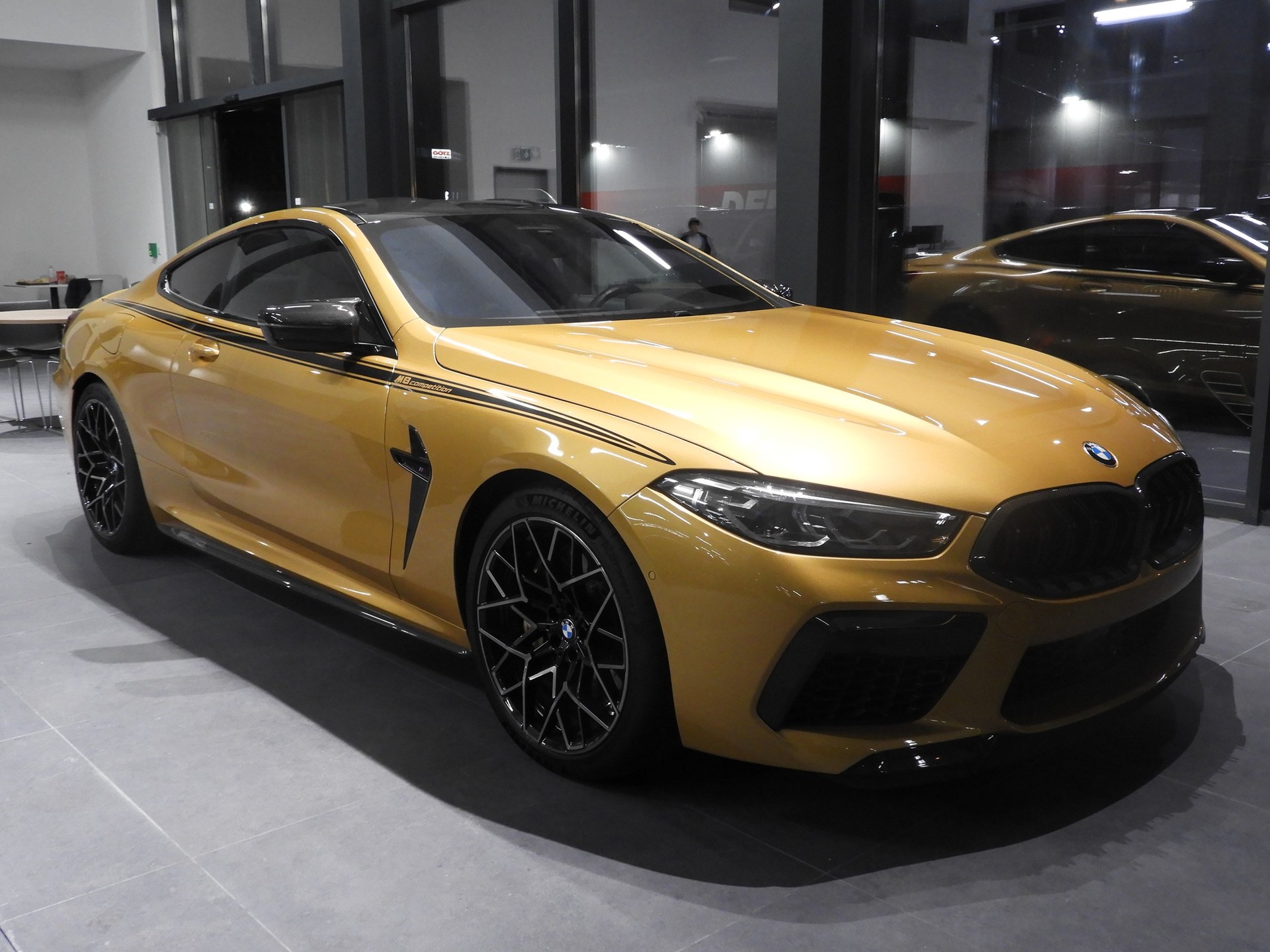 BMW M8 xDrive M Competition Steptronic **Ceylon Gold**-showroom-element-1