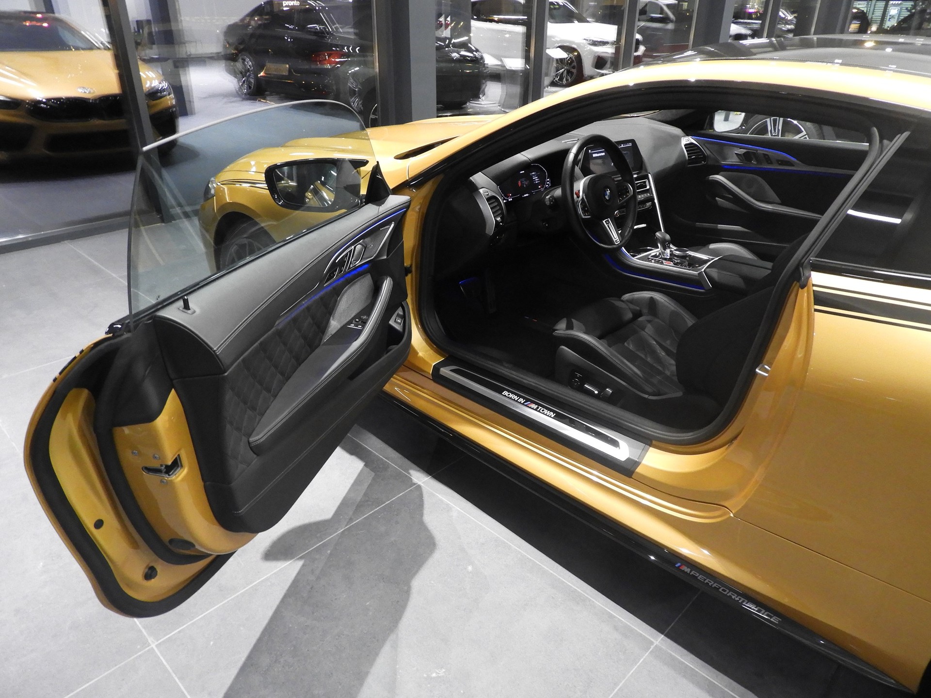BMW M8 xDrive M Competition Steptronic **Ceylon Gold**-showroom-element-2
