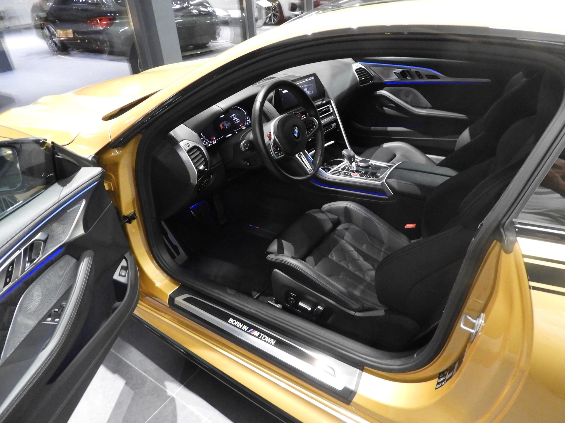 BMW M8 xDrive M Competition Steptronic **Ceylon Gold**-showroom-element-3