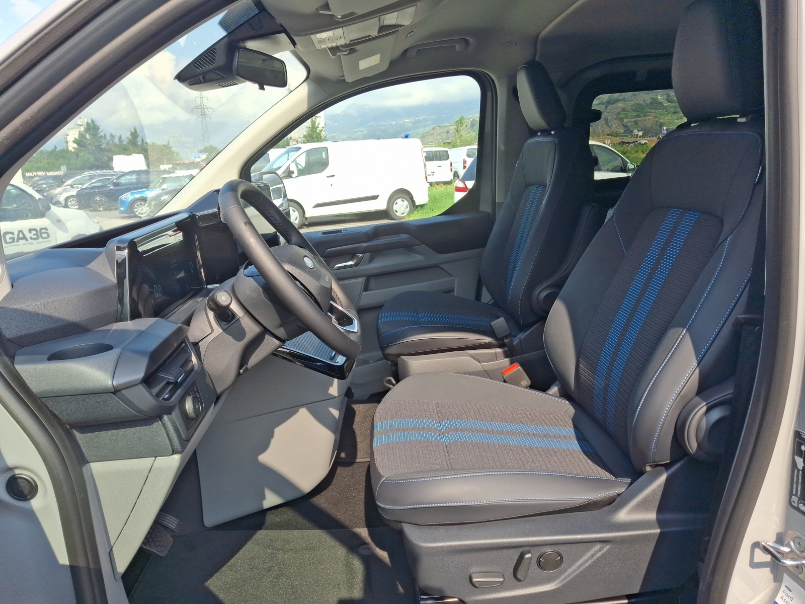 FORD Tourneo Custom 320 L1H1 Sport Automatique 4x4-image-4