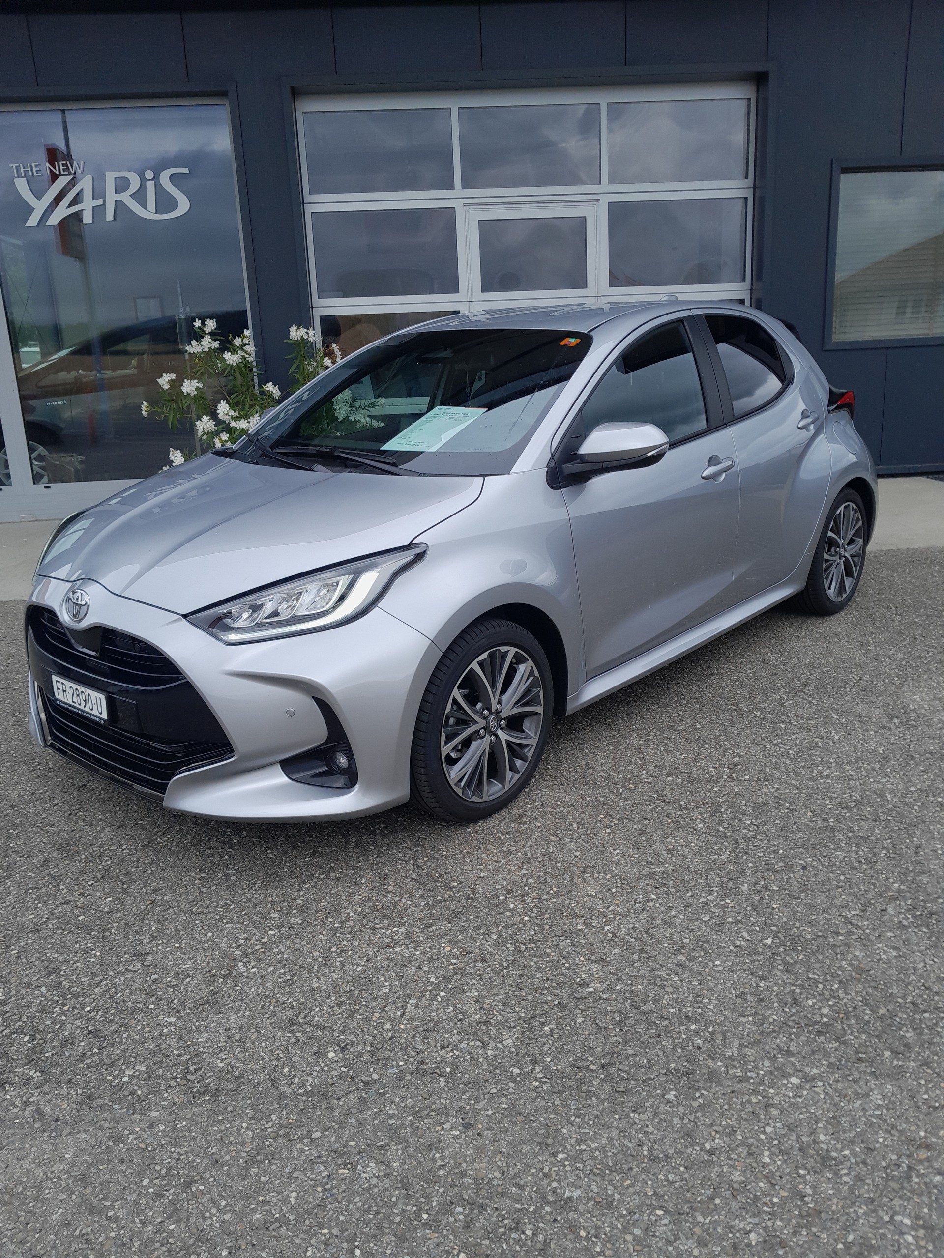 TOYOTA Yaris 1.5 Premium e-CVT-image-3