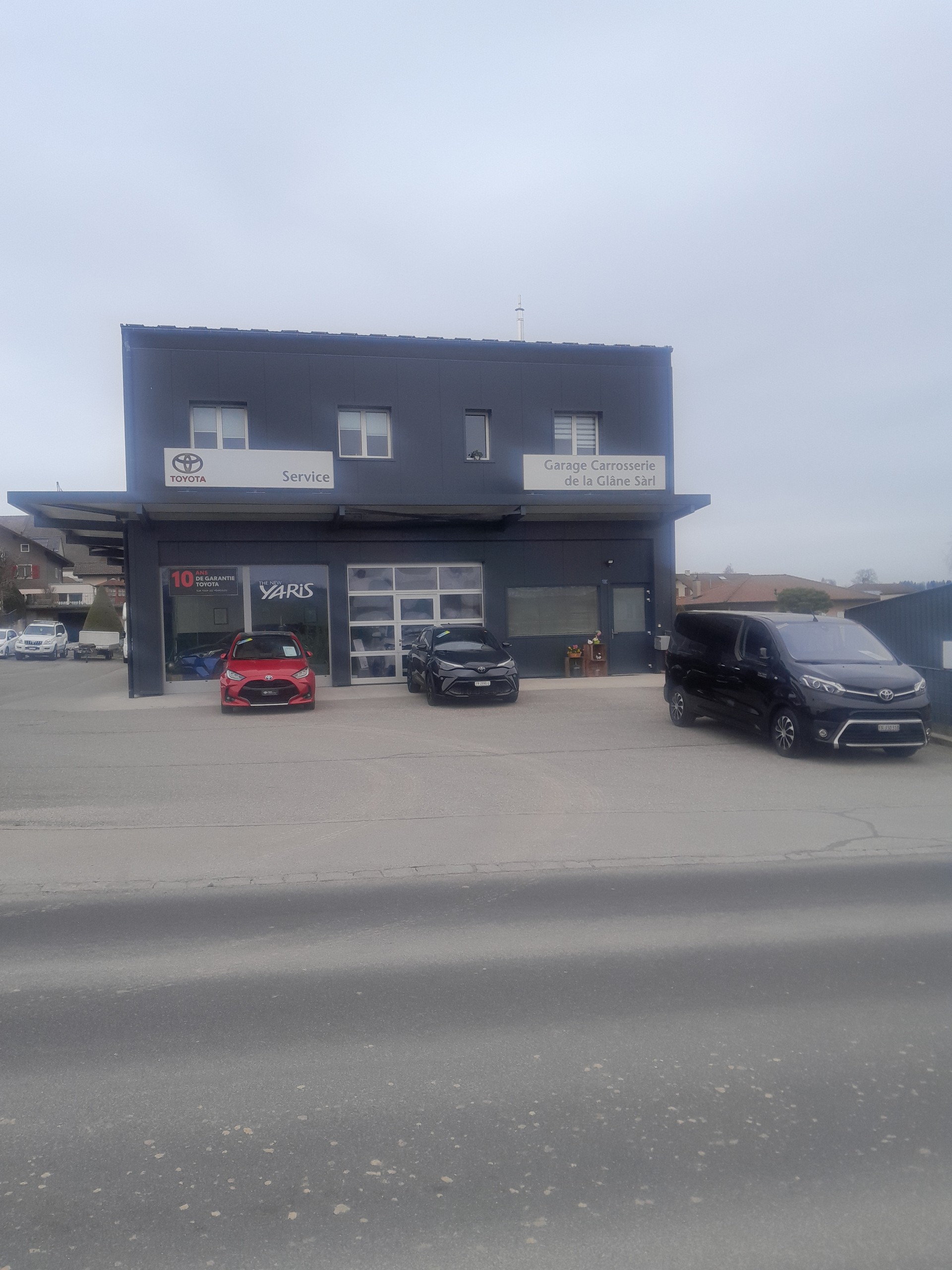TOYOTA Yaris 1.5 Premium e-CVT-image-10