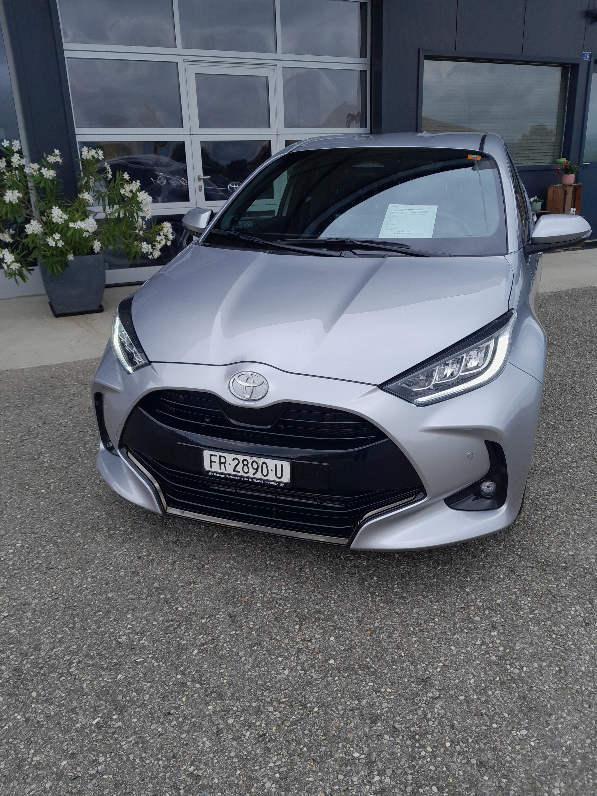TOYOTA Yaris 1.5 Premium e-CVT-image-2