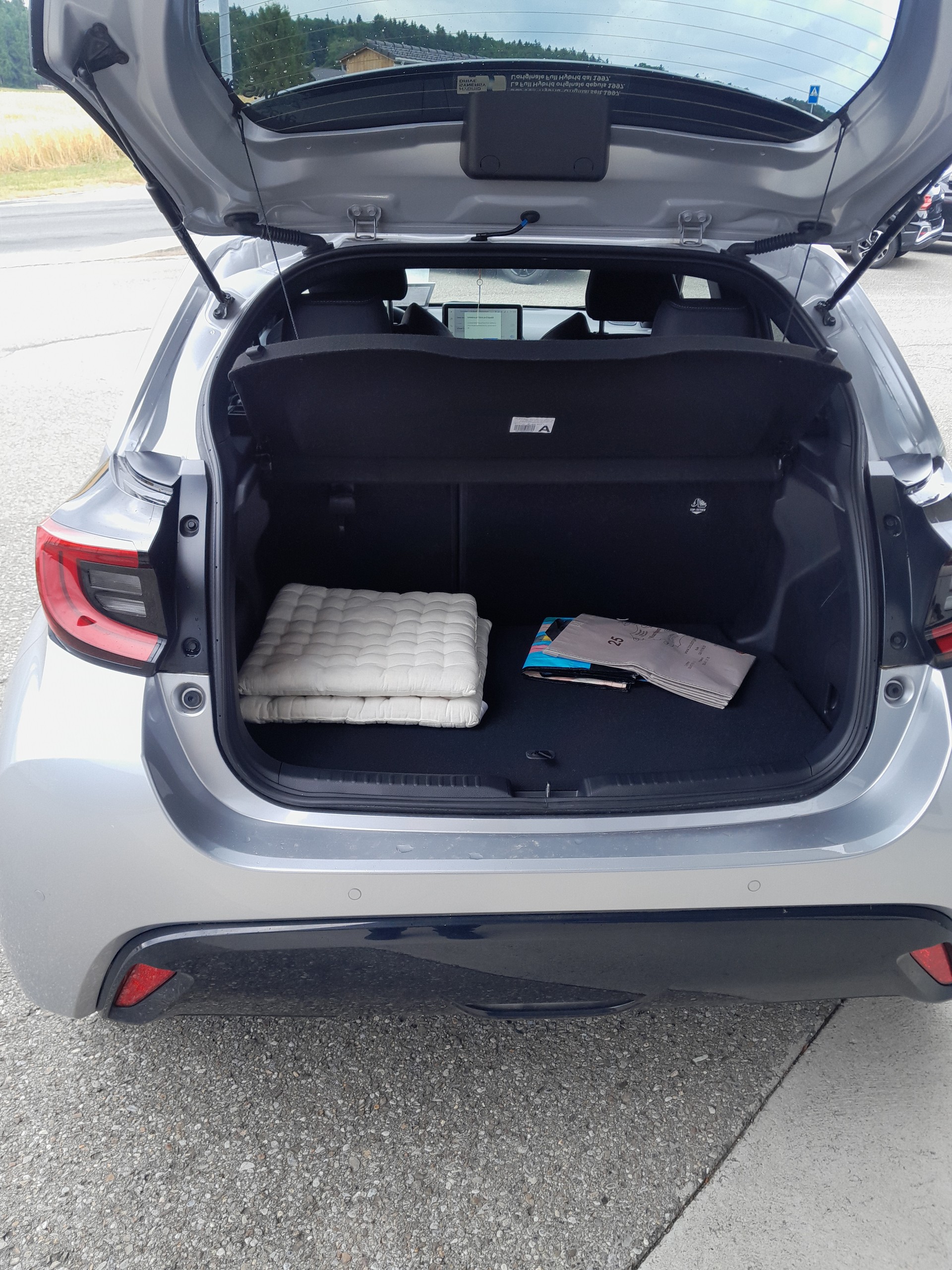 TOYOTA Yaris 1.5 Premium e-CVT-image-4