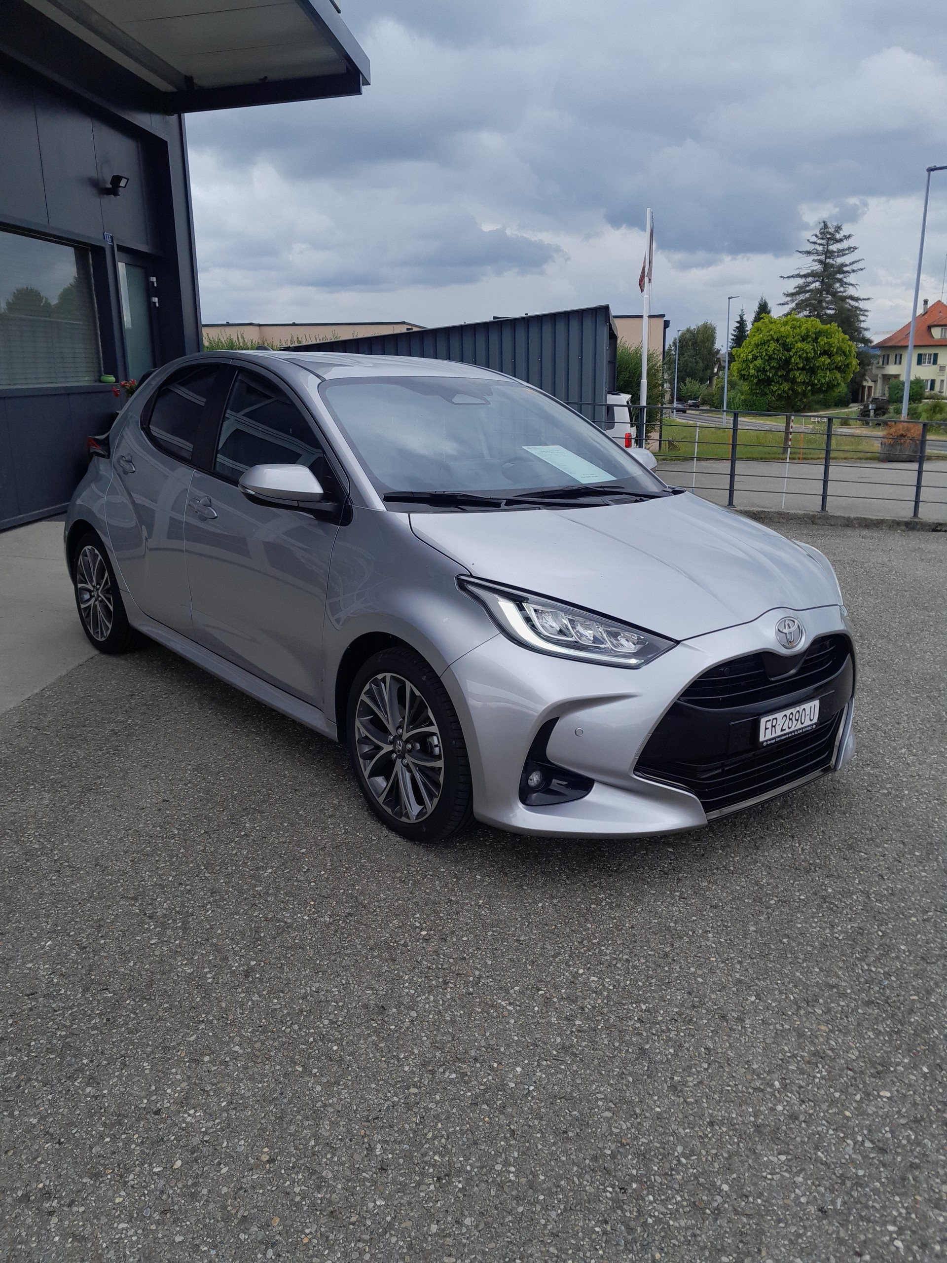 TOYOTA Yaris 1.5 Premium e-CVT-image-1