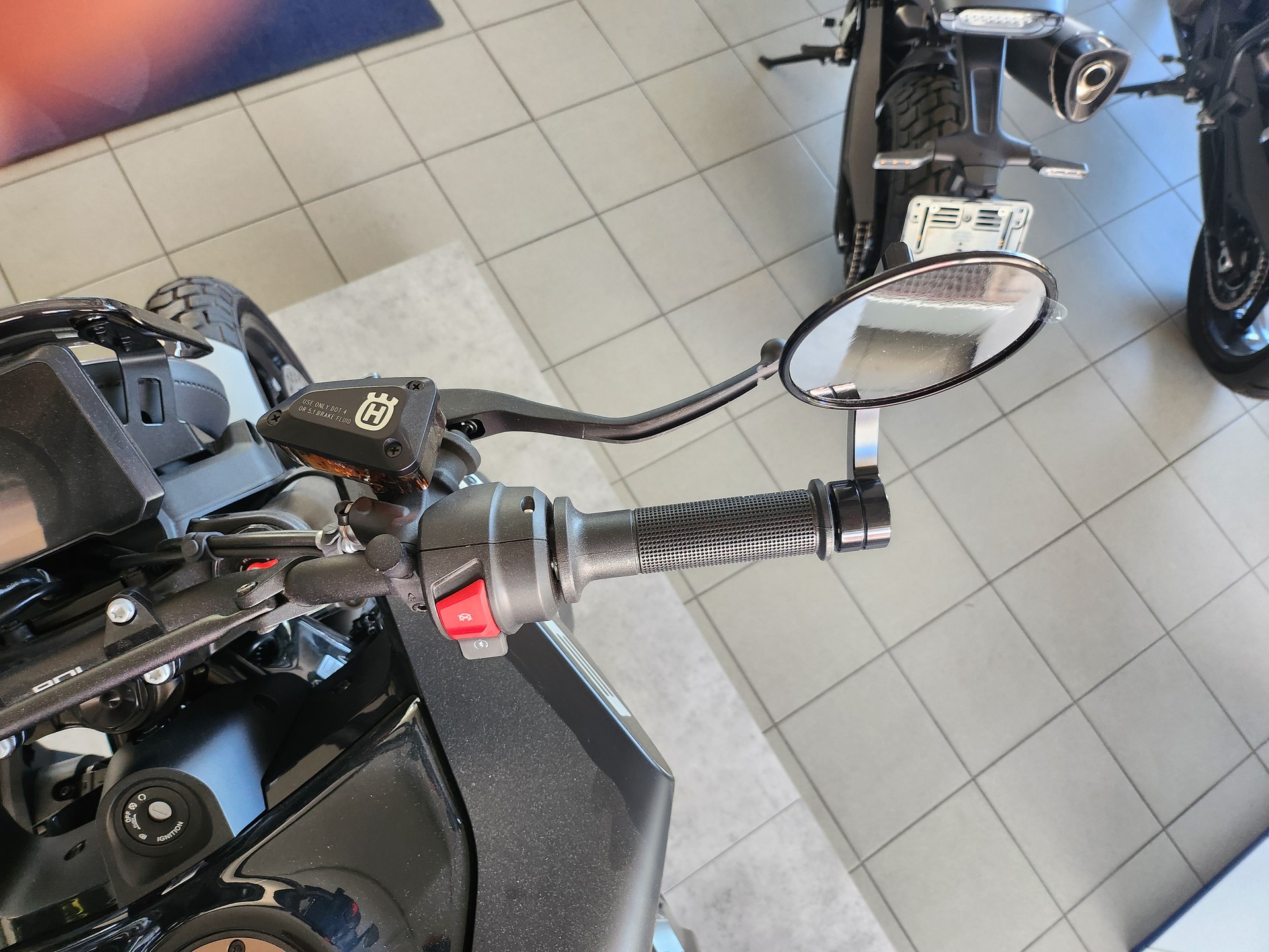HUSQVARNA SVARTPILEN 125-image-2