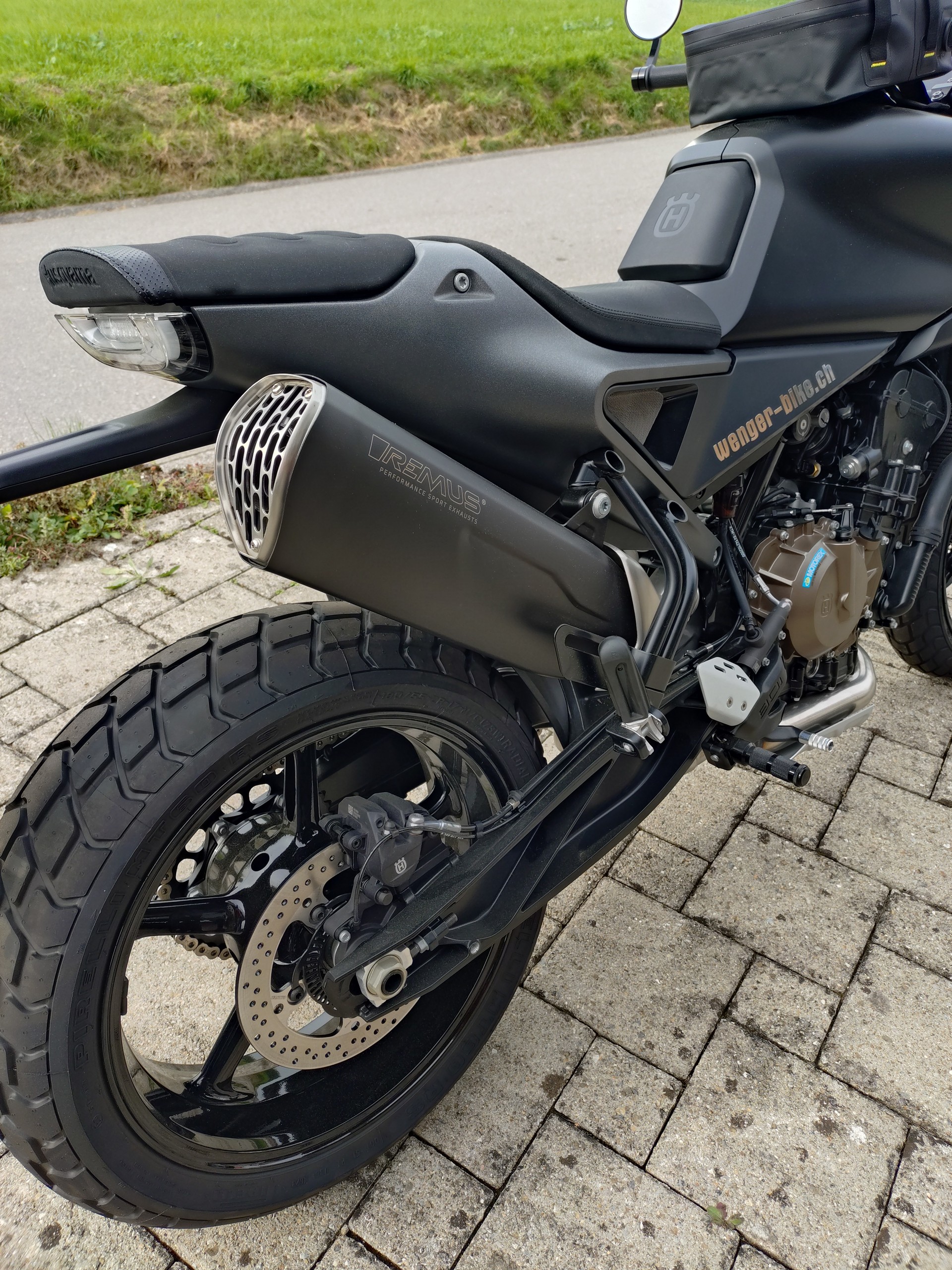 HUSQVARNA Svartpilen 801-image-1