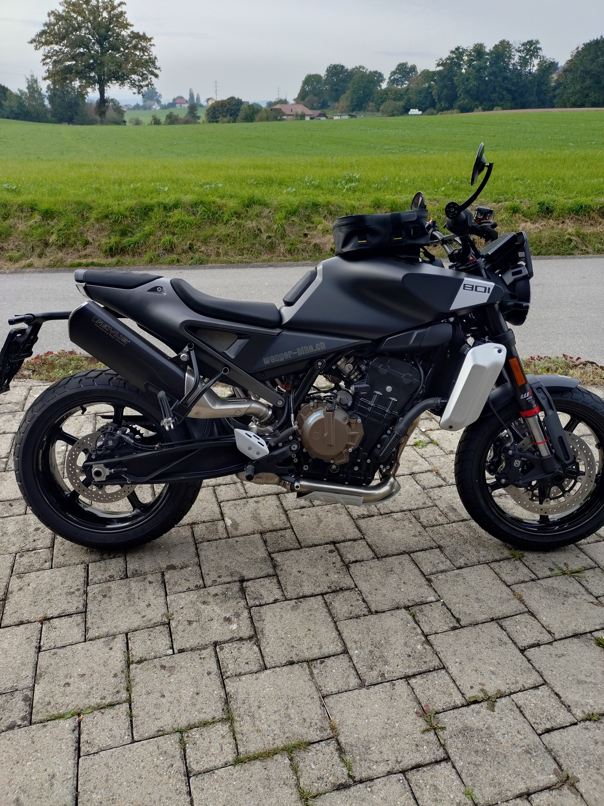 HUSQVARNA Svartpilen 801