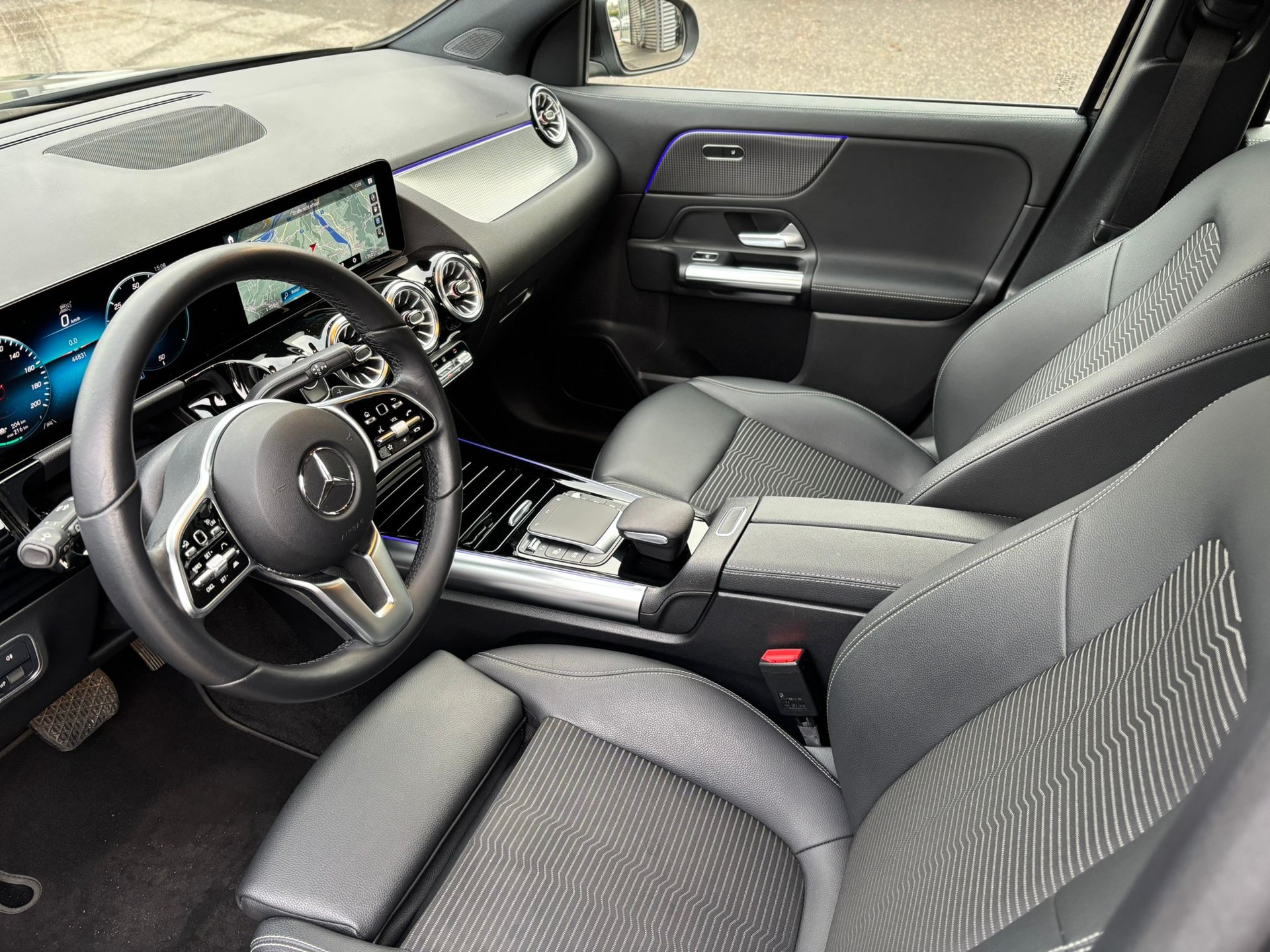 MERCEDES-BENZ EQA 300 4Matic Progressive-image-4