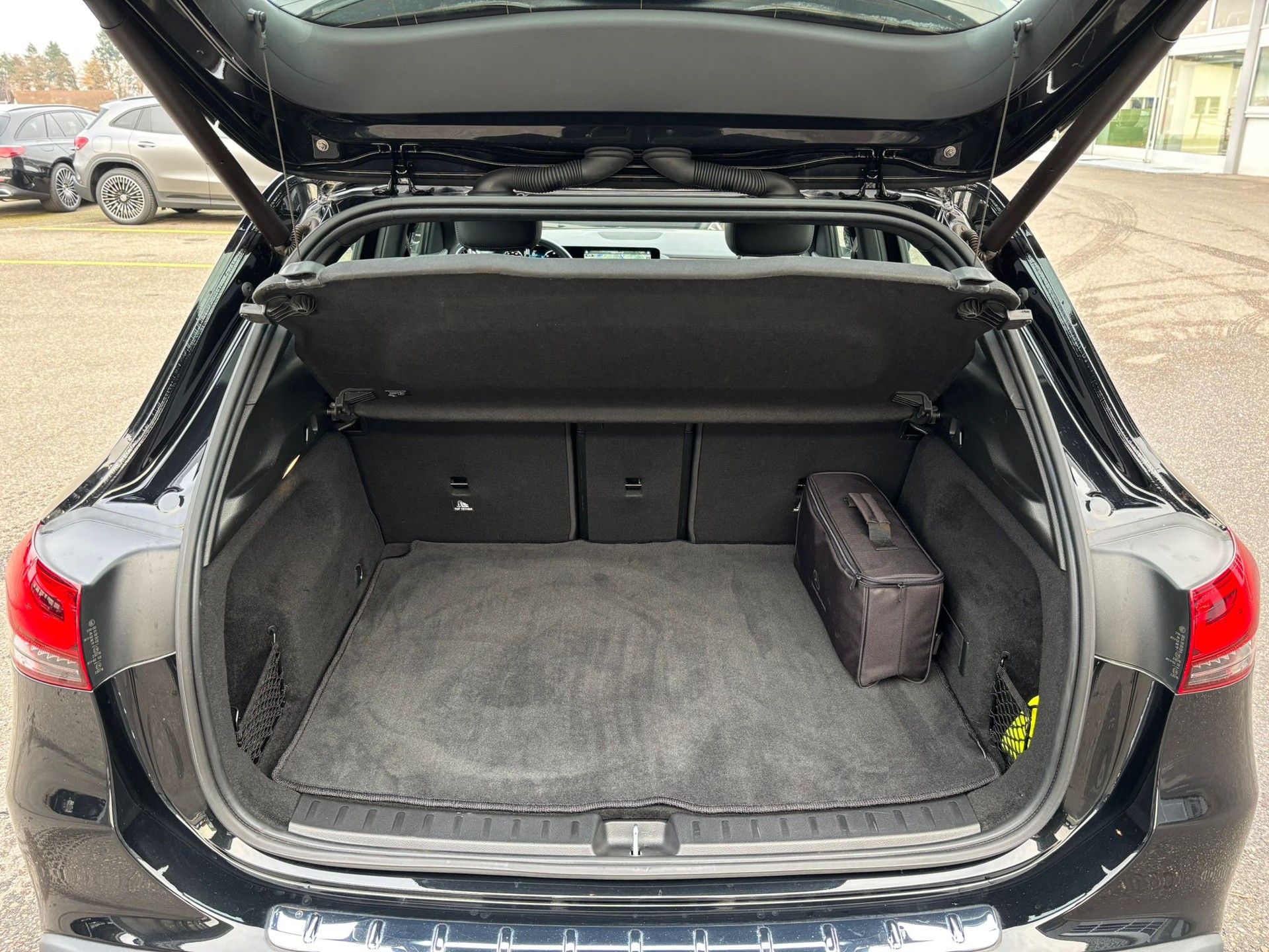 MERCEDES-BENZ EQA 300 4Matic Progressive-image-11