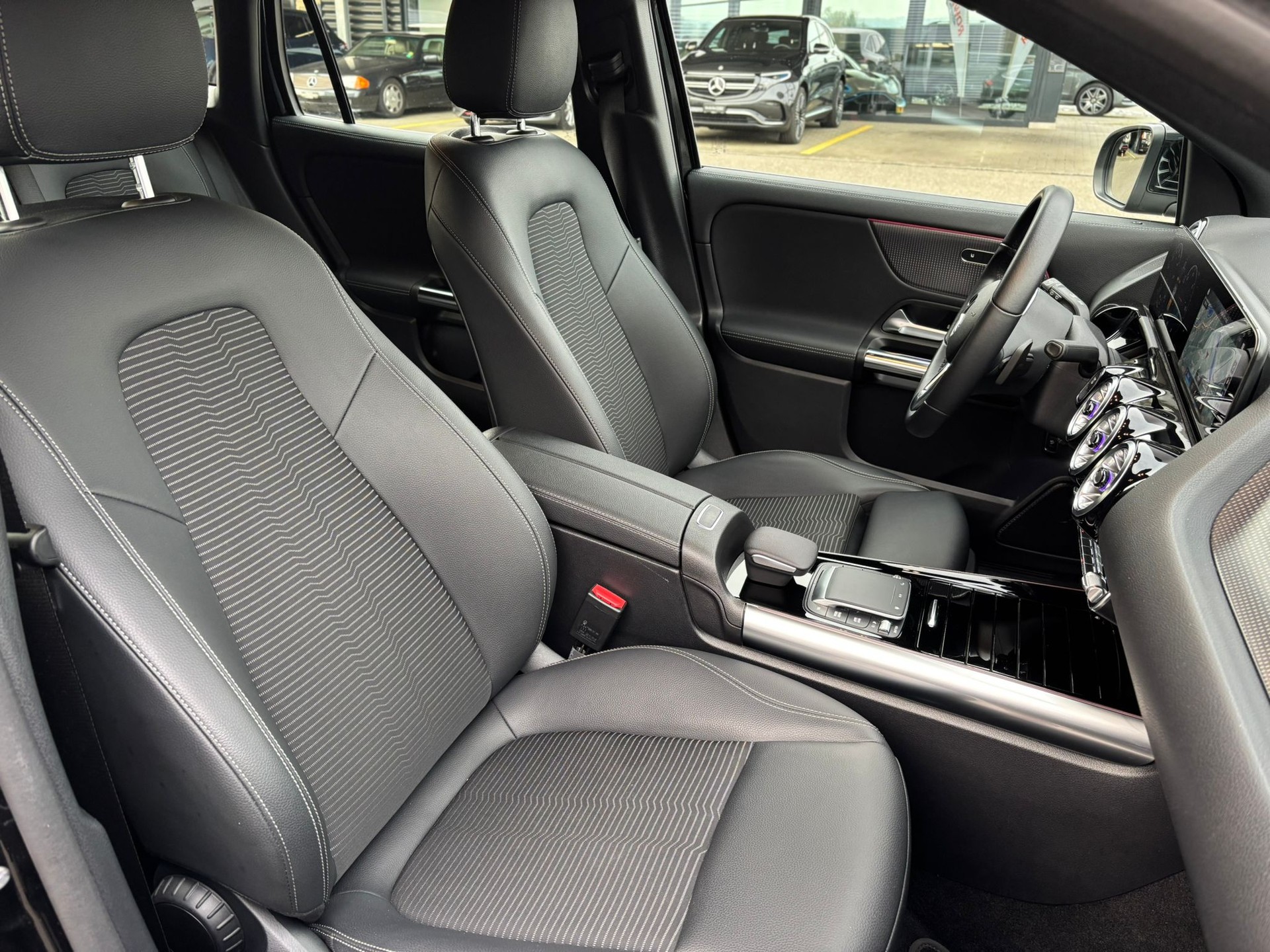 MERCEDES-BENZ EQA 300 4Matic Progressive-image-6