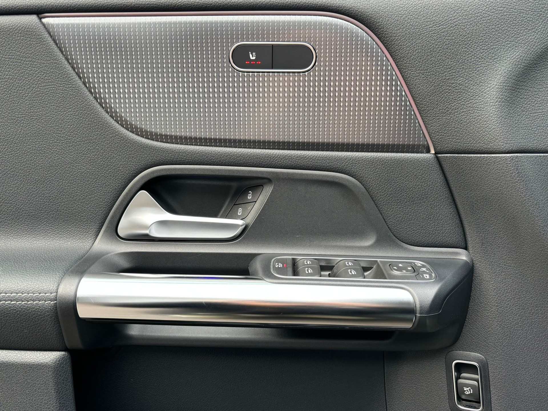 MERCEDES-BENZ EQA 300 4Matic Progressive-image-10