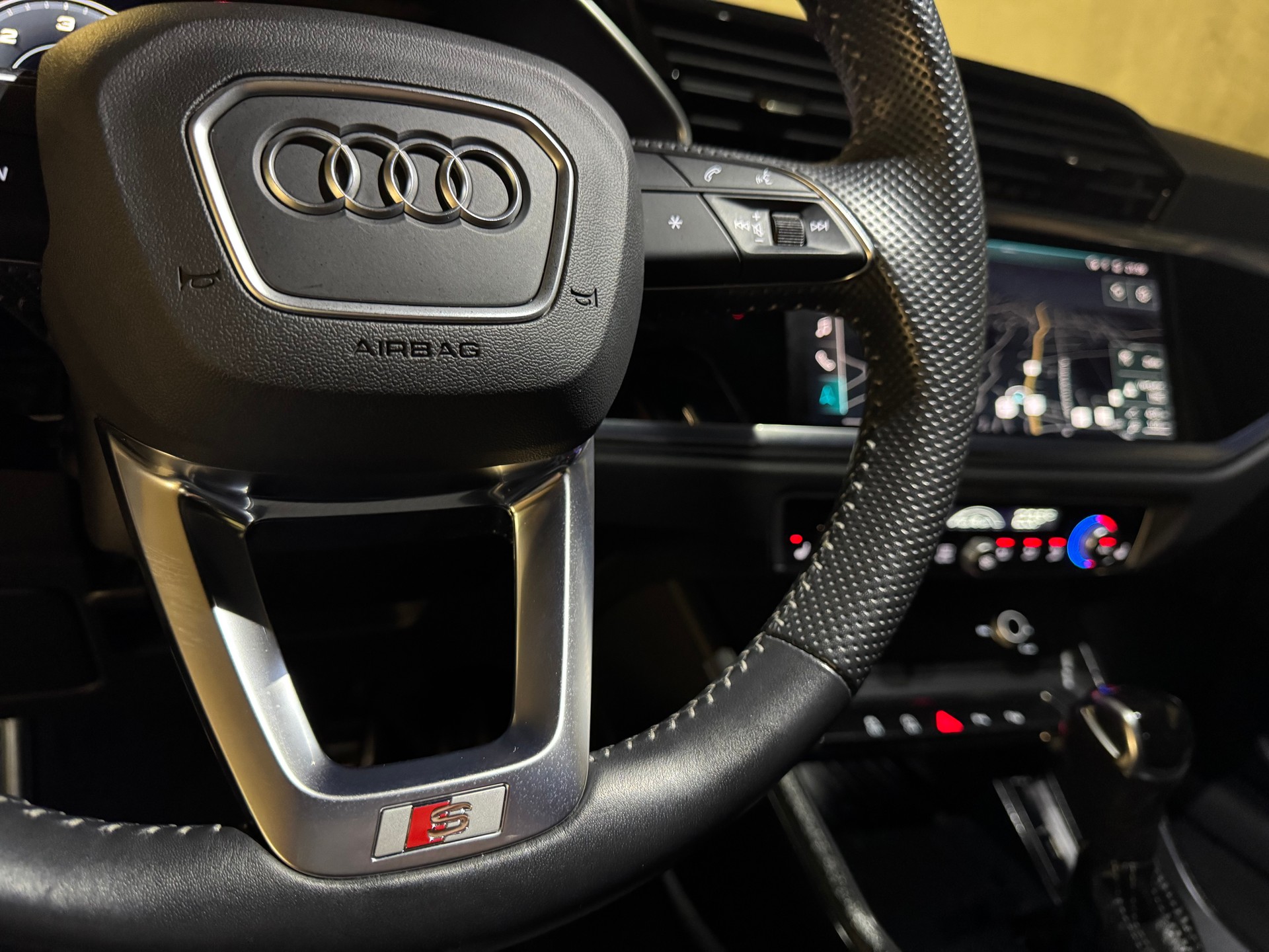 AUDI Q3 35 TDI S line quattro-image-28