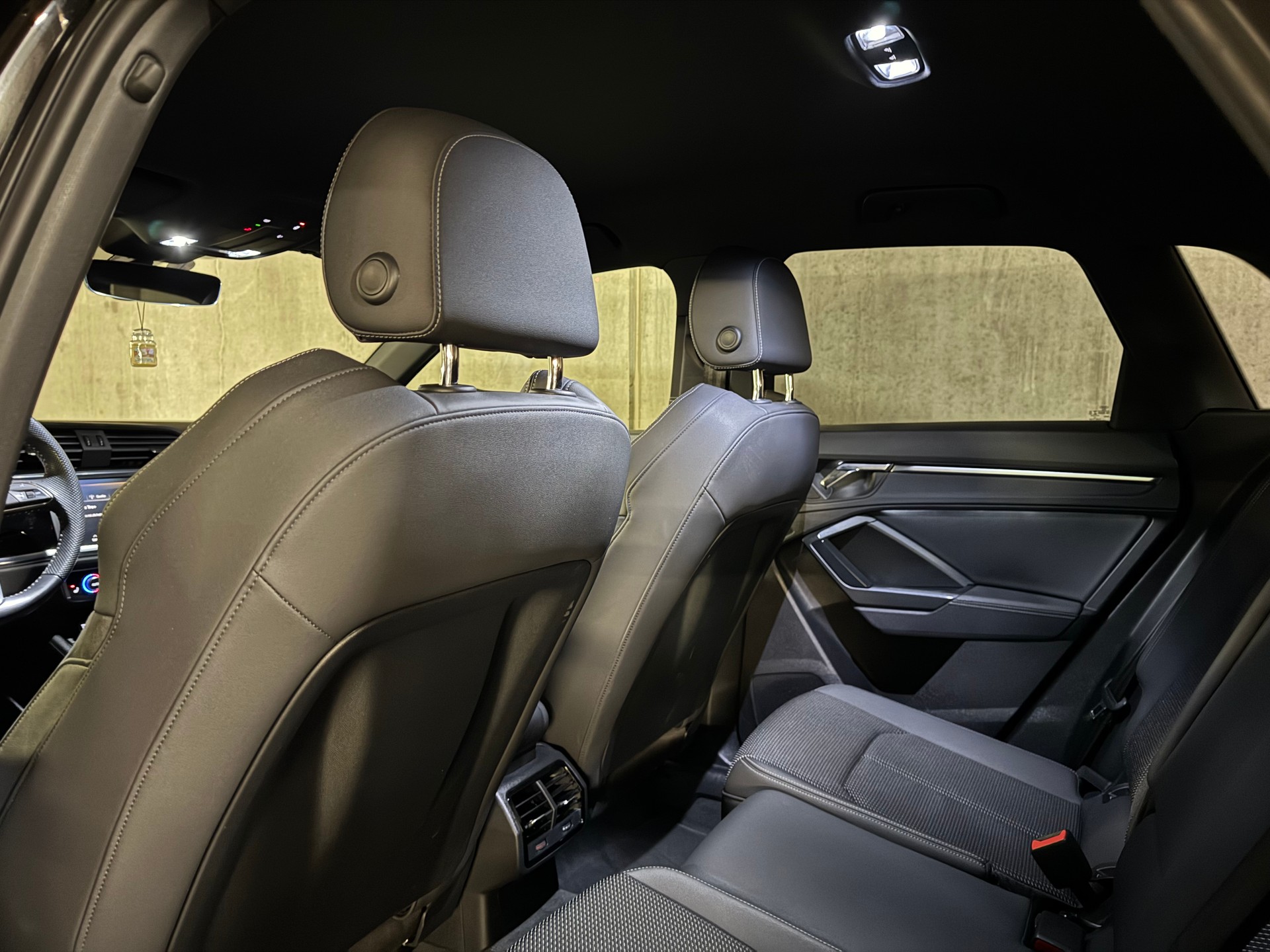 AUDI Q3 35 TDI S line quattro-image-24