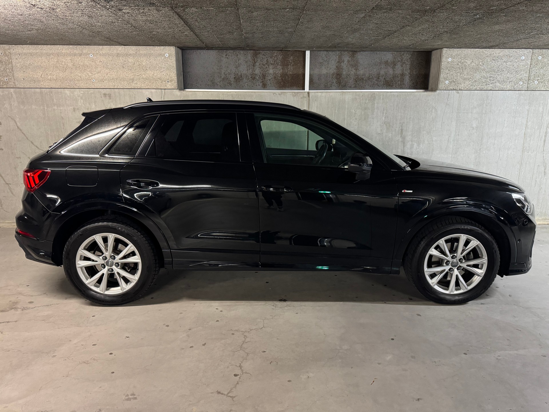 AUDI Q3 35 TDI S line quattro-image-4