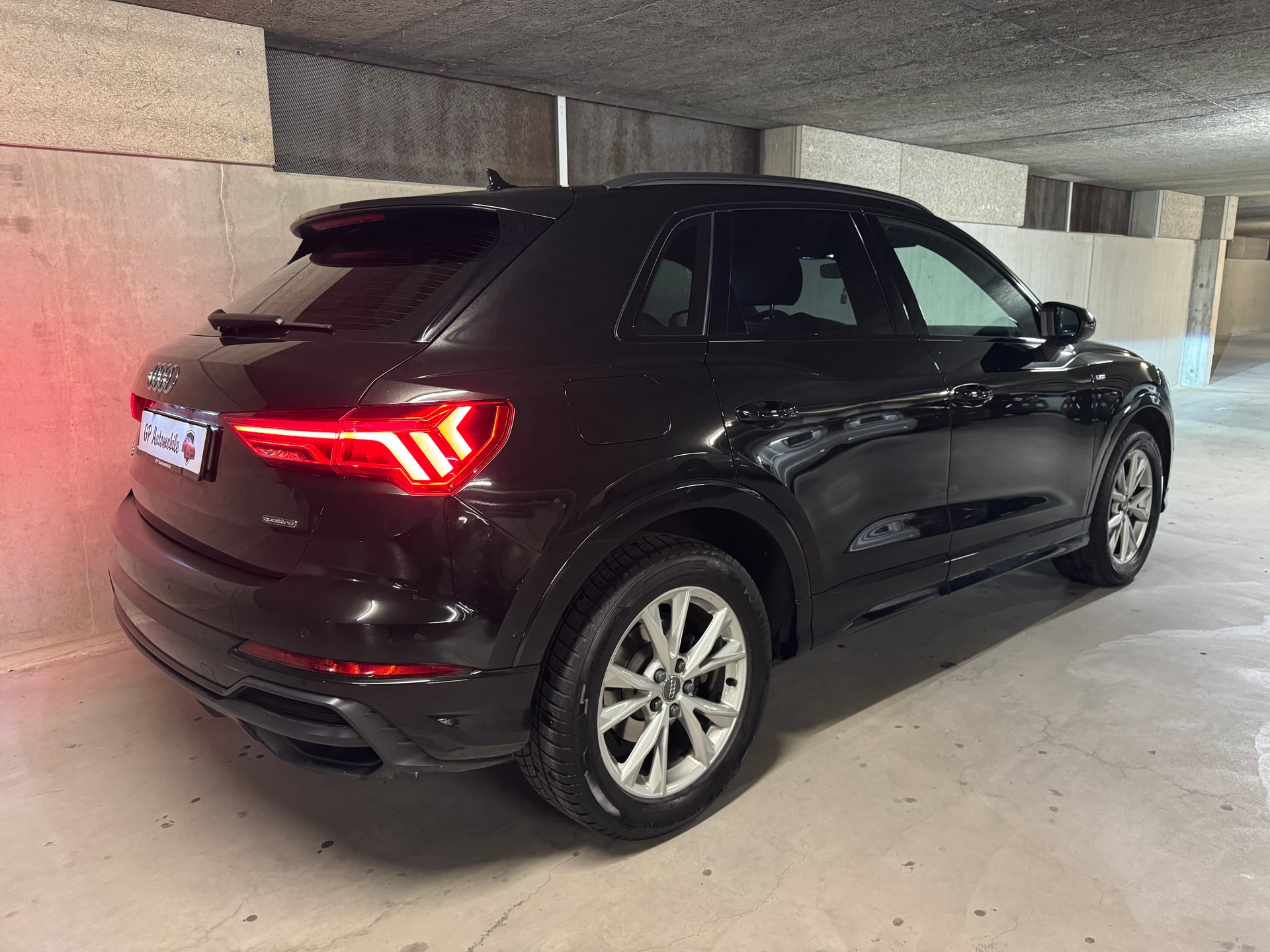 AUDI Q3 35 TDI S line quattro-image-17