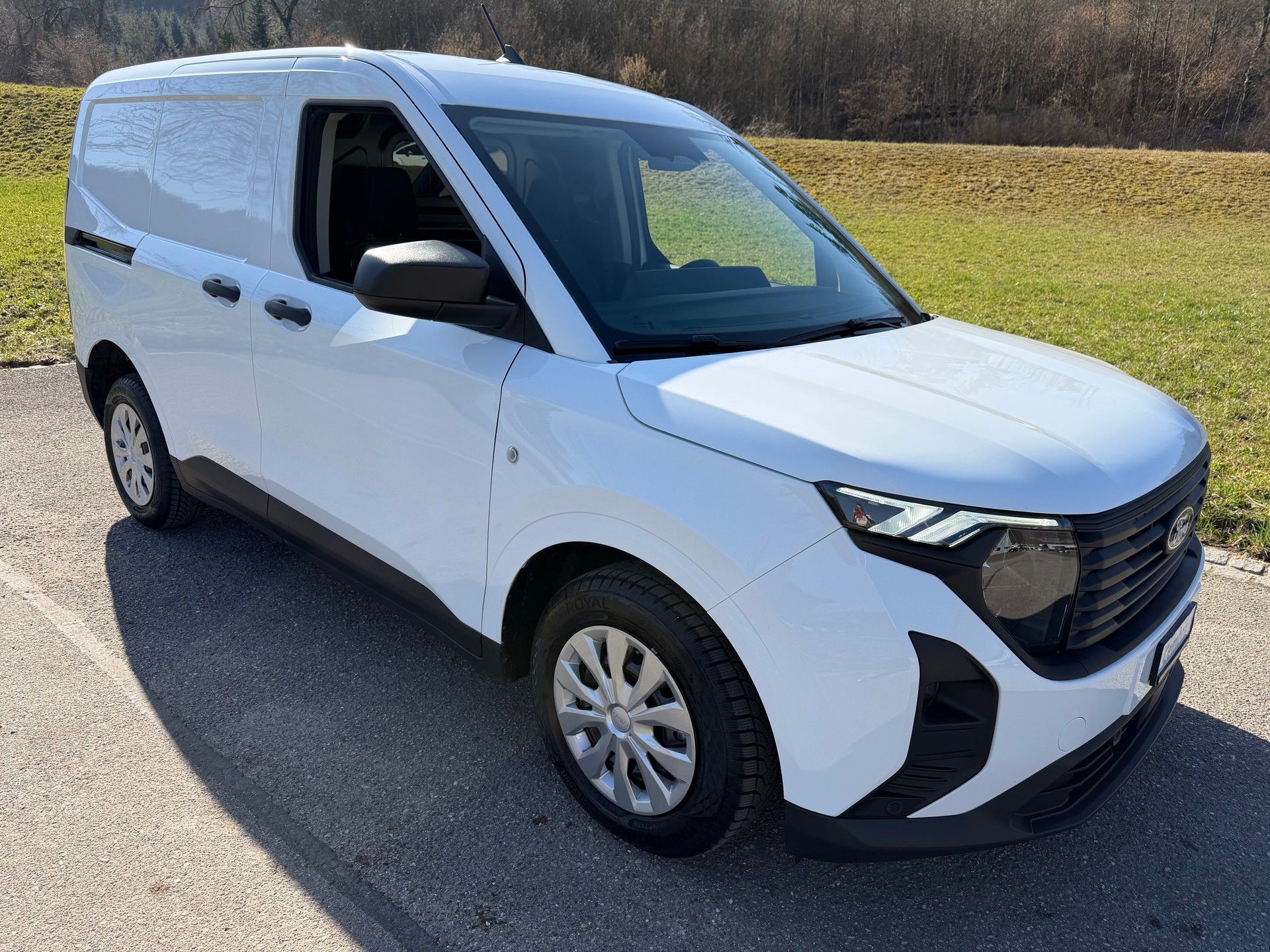 FORD AUTOMAT !! TRANSIT COURIER VAN 1.0 ECOBOOST TREND. KM 4`700 !!-showroom-element-1