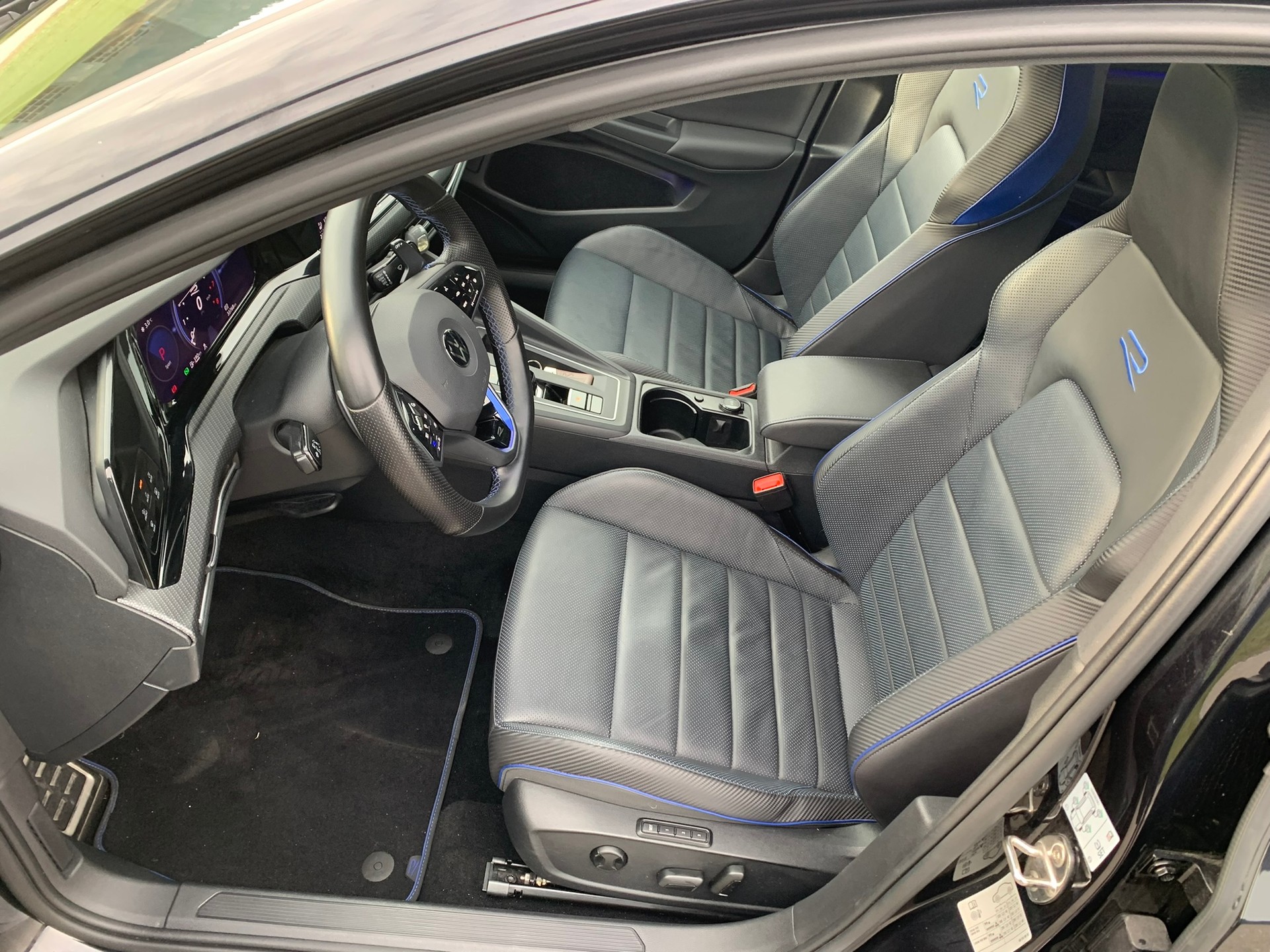 VW Golf VIII 2.0 TSI R DSG 4motion-image-10