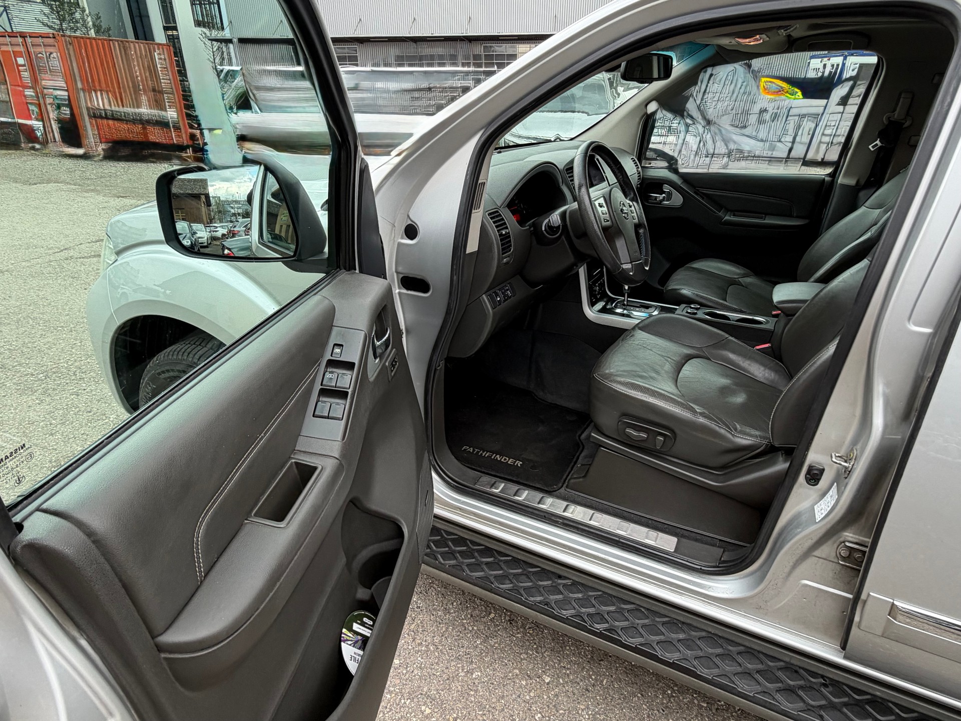 NISSAN Pathfinder 3.0 dCi LE Automatic-image-15