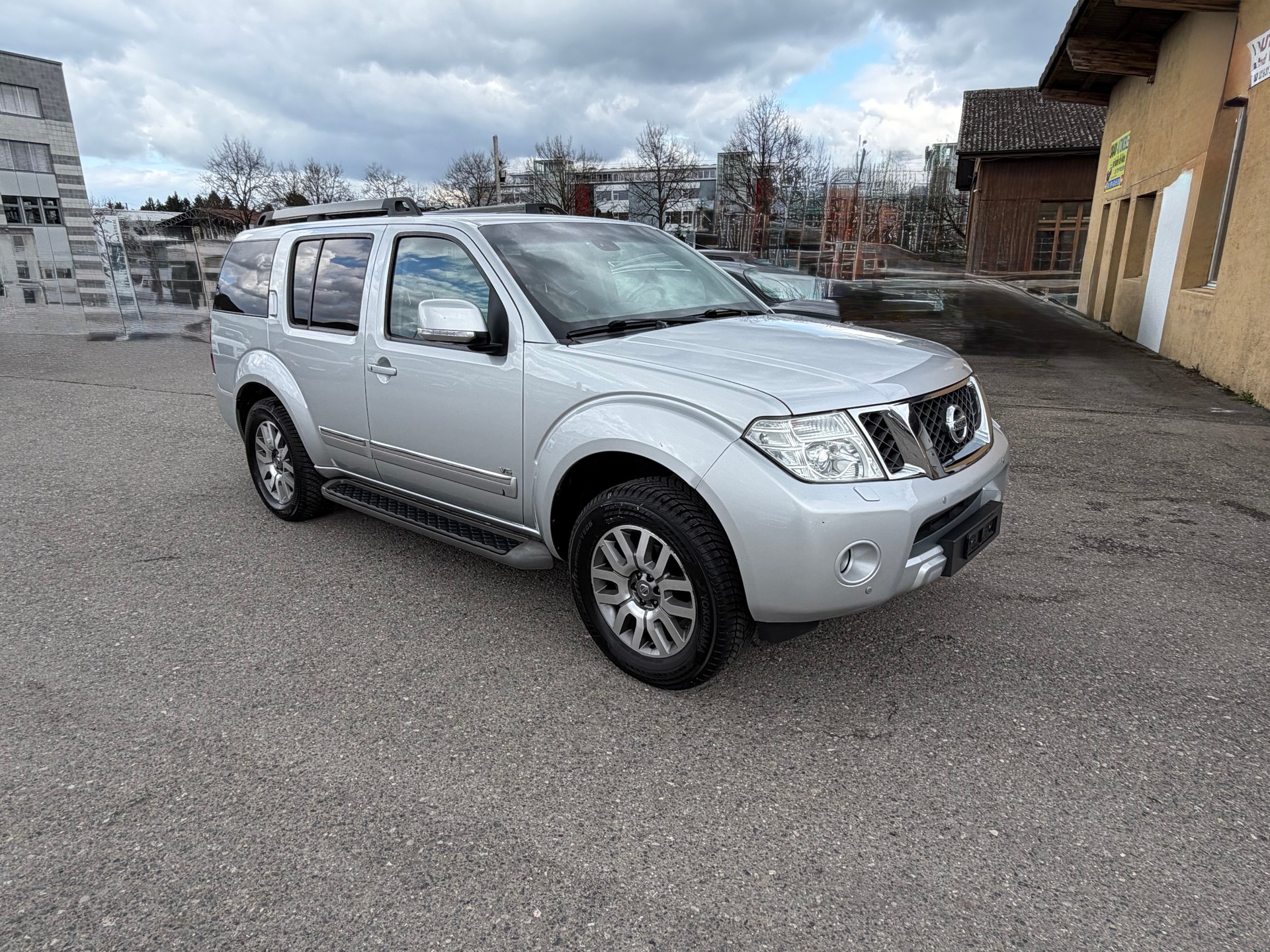 NISSAN Pathfinder 3.0 dCi LE Automatic-image-2