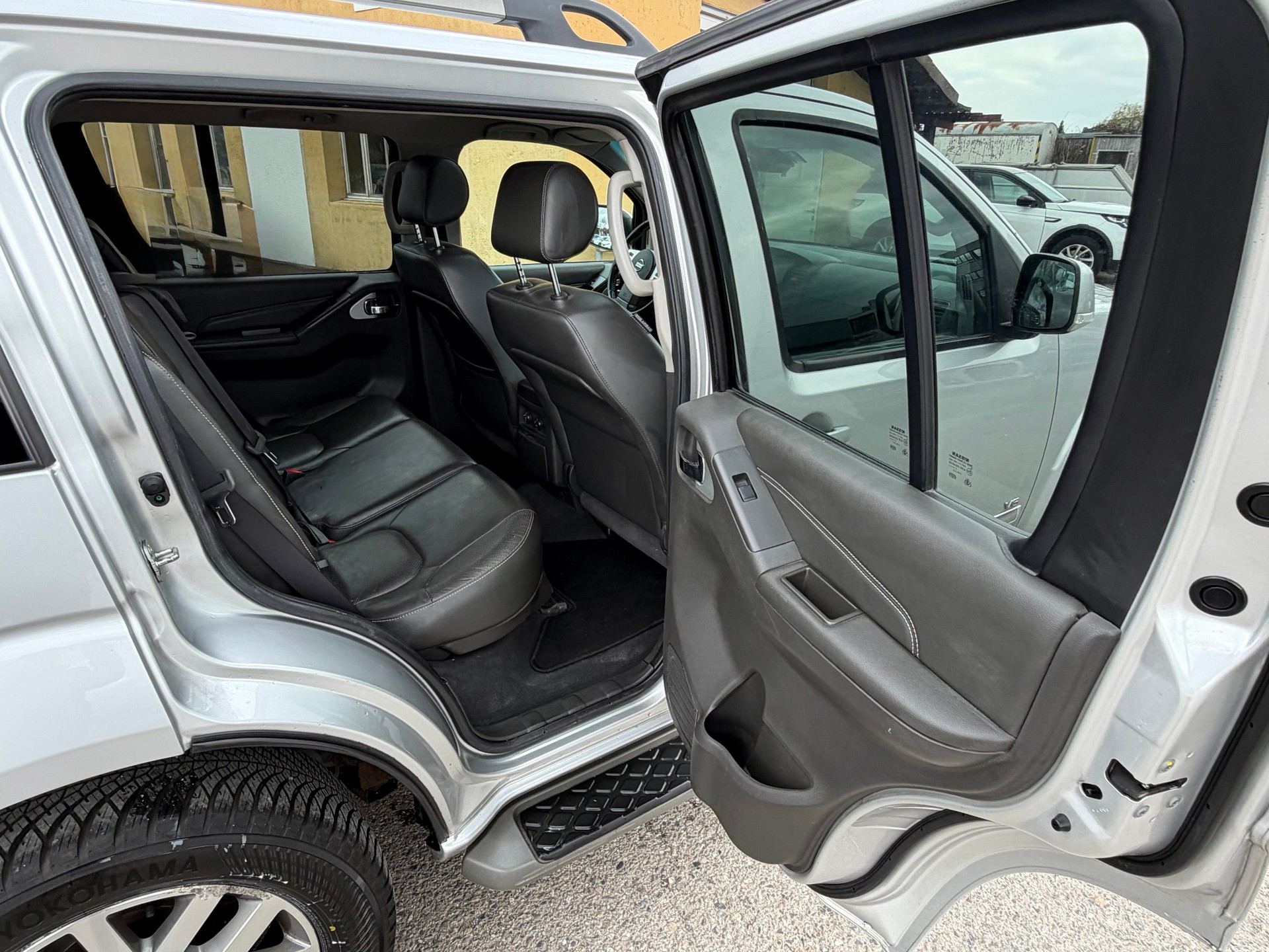NISSAN Pathfinder 3.0 dCi LE Automatic-image-9