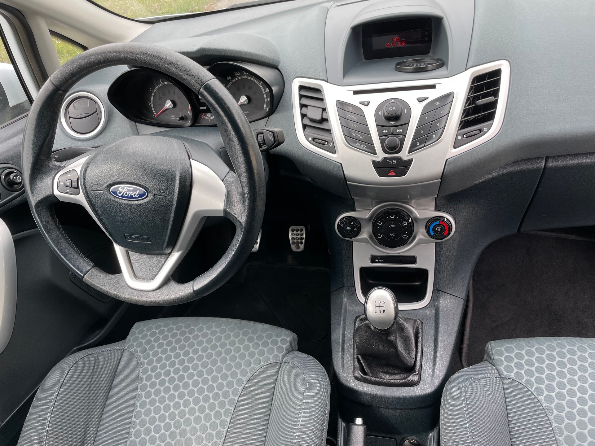FORD Fiesta 1.6 16V Titanium-image-10