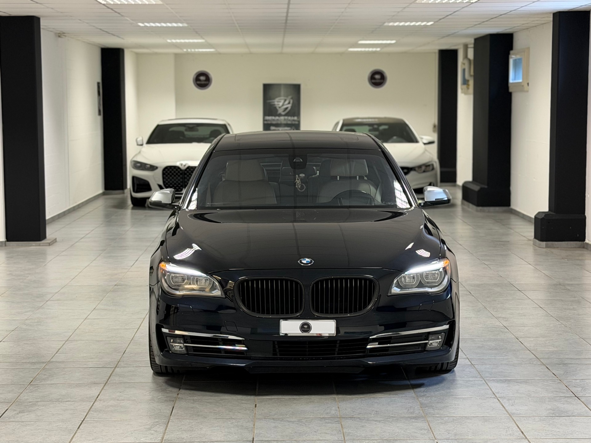 BMW 750Ld xDrive-showroom-element-2