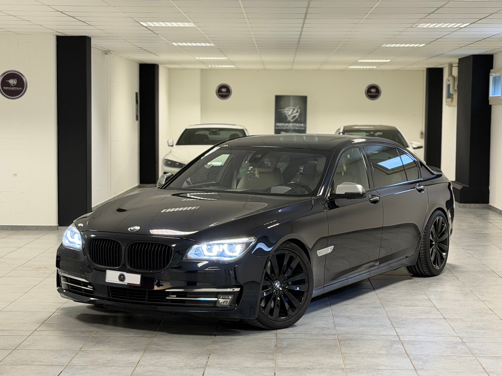BMW 750Ld xDrive-showroom-element-1