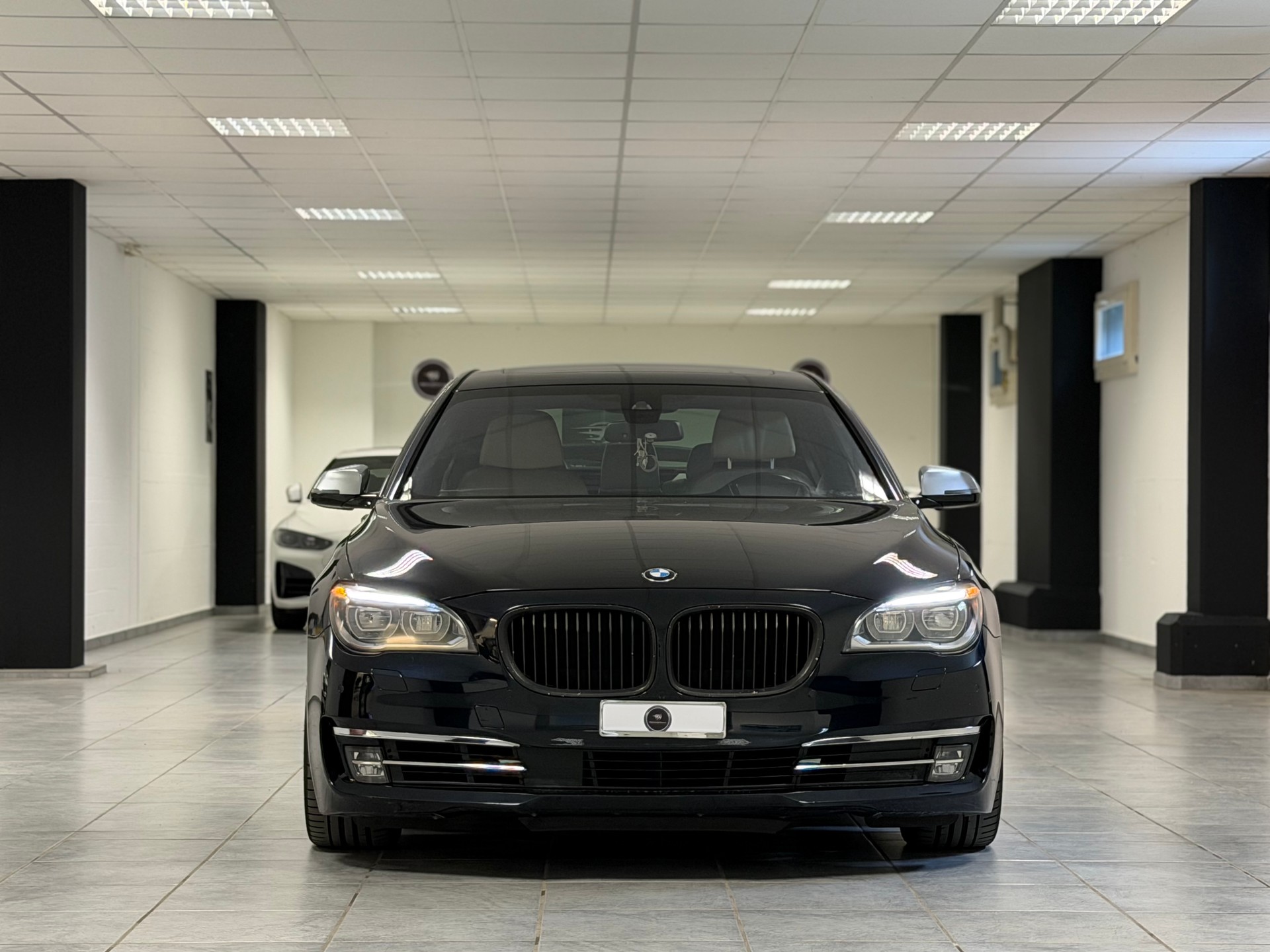BMW 750Ld xDrive-showroom-element-3