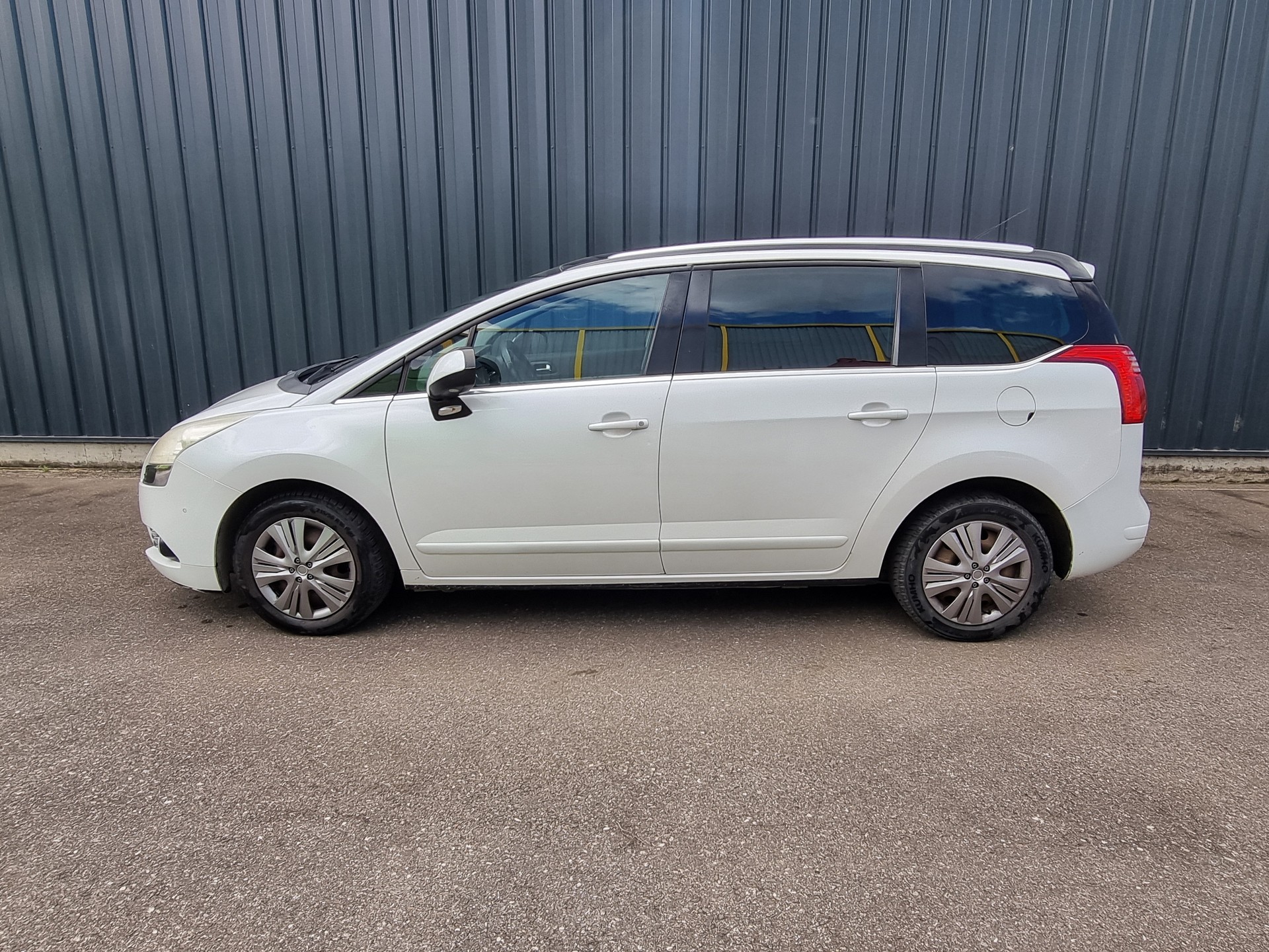 PEUGEOT 5008 2.0 HDI Family-image-8