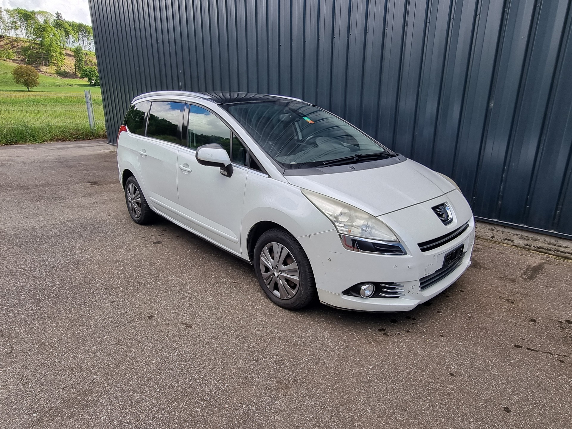 PEUGEOT 5008 2.0 HDI Family-image-1