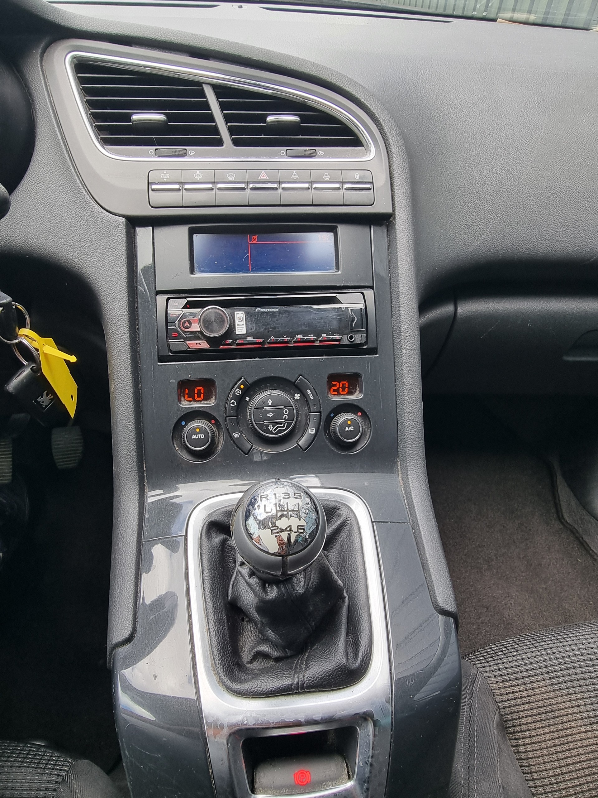 PEUGEOT 5008 2.0 HDI Family-image-14