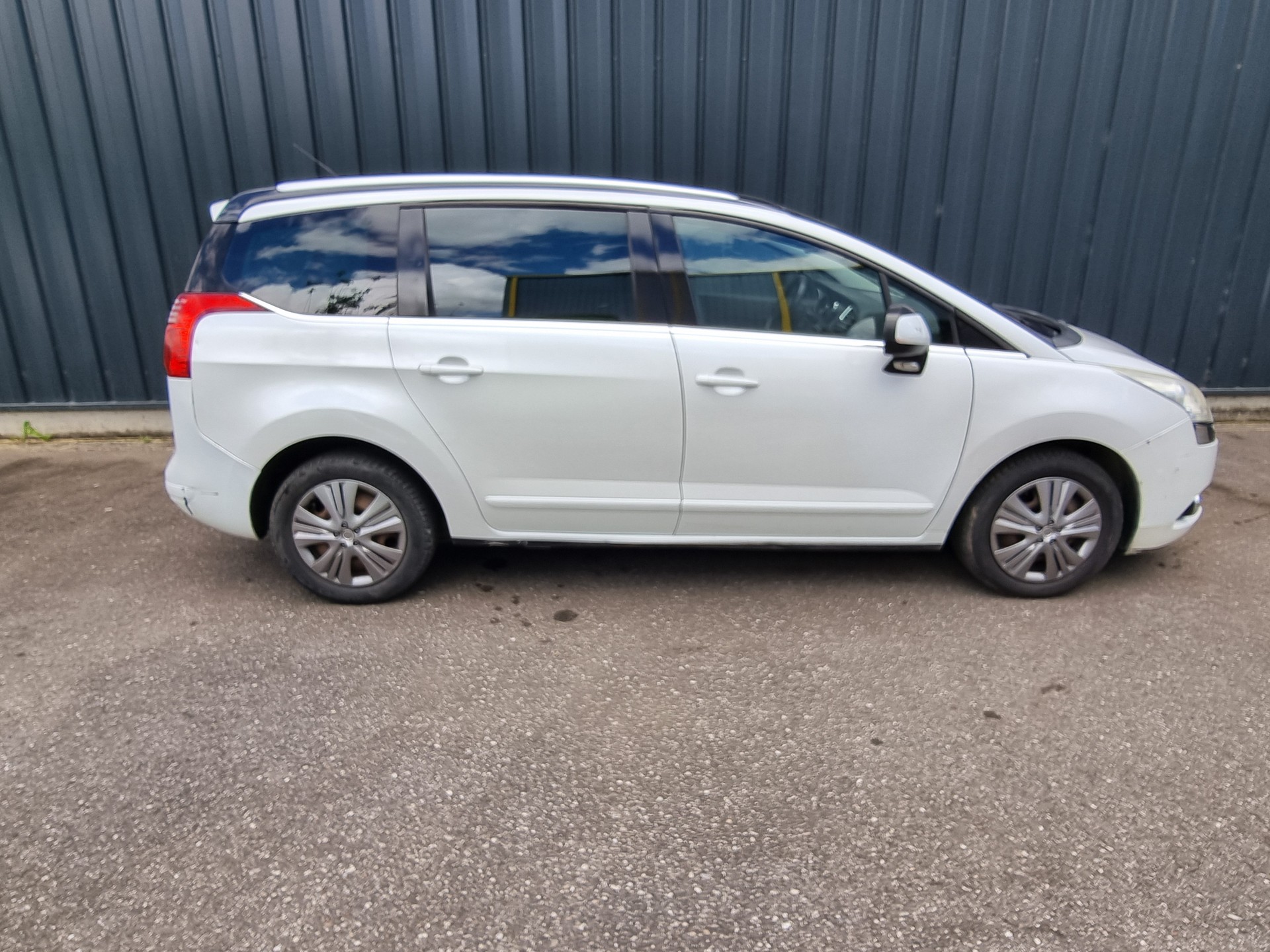 PEUGEOT 5008 2.0 HDI Family-image-9