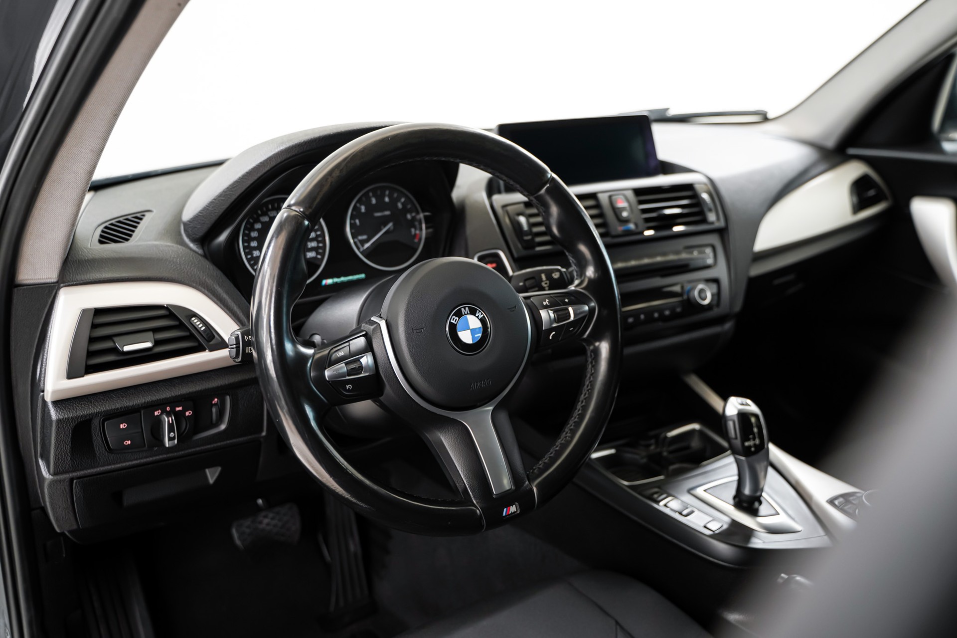 BMW 116i Urban Line Steptronic-image-9