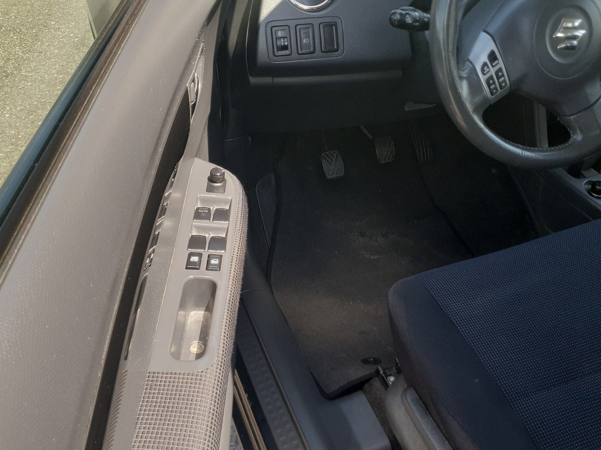 SUZUKI Swift 1.3i 16V GL Top 4x4-image-9
