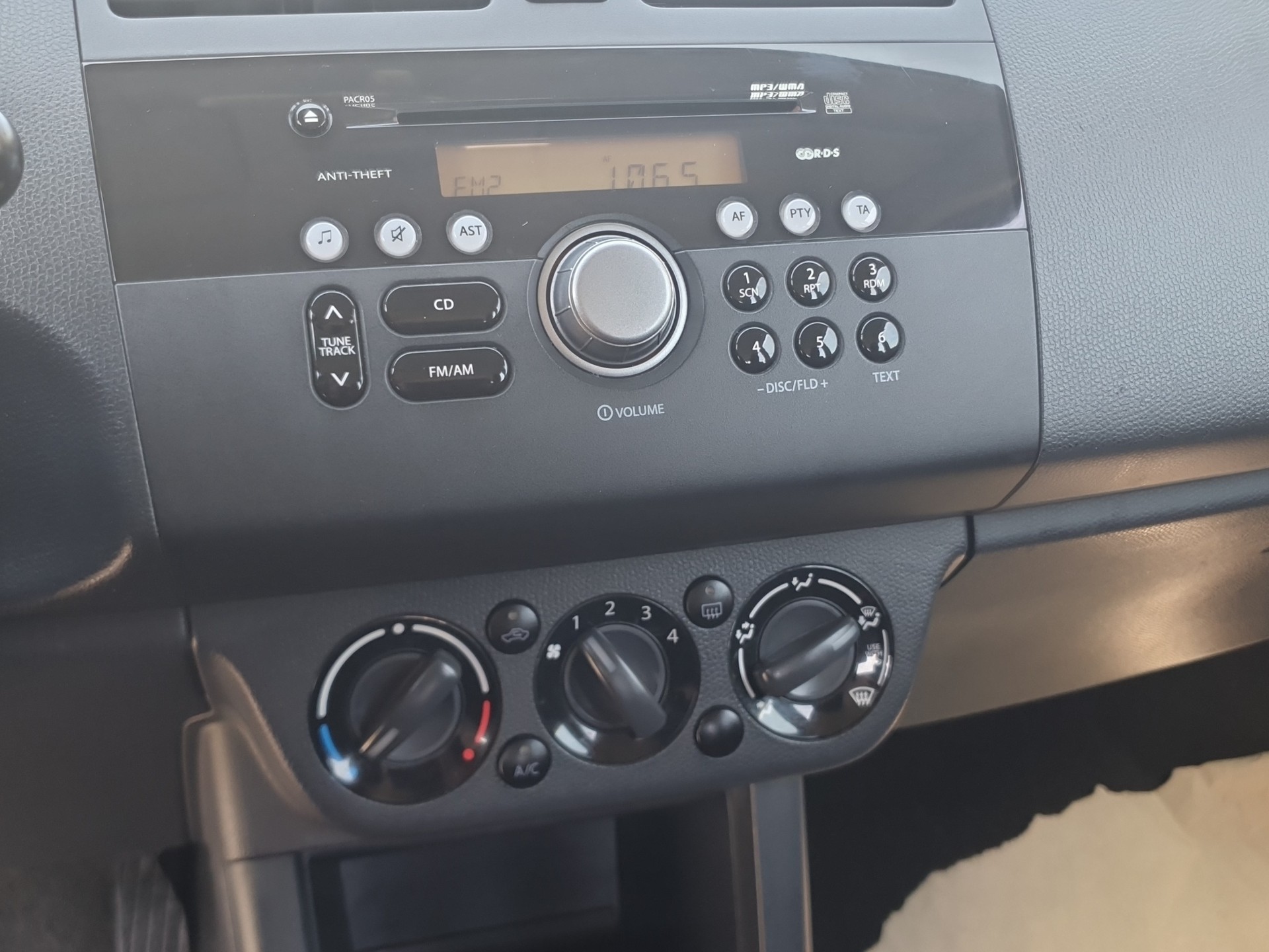 SUZUKI Swift 1.3i 16V GL Top 4x4-image-13