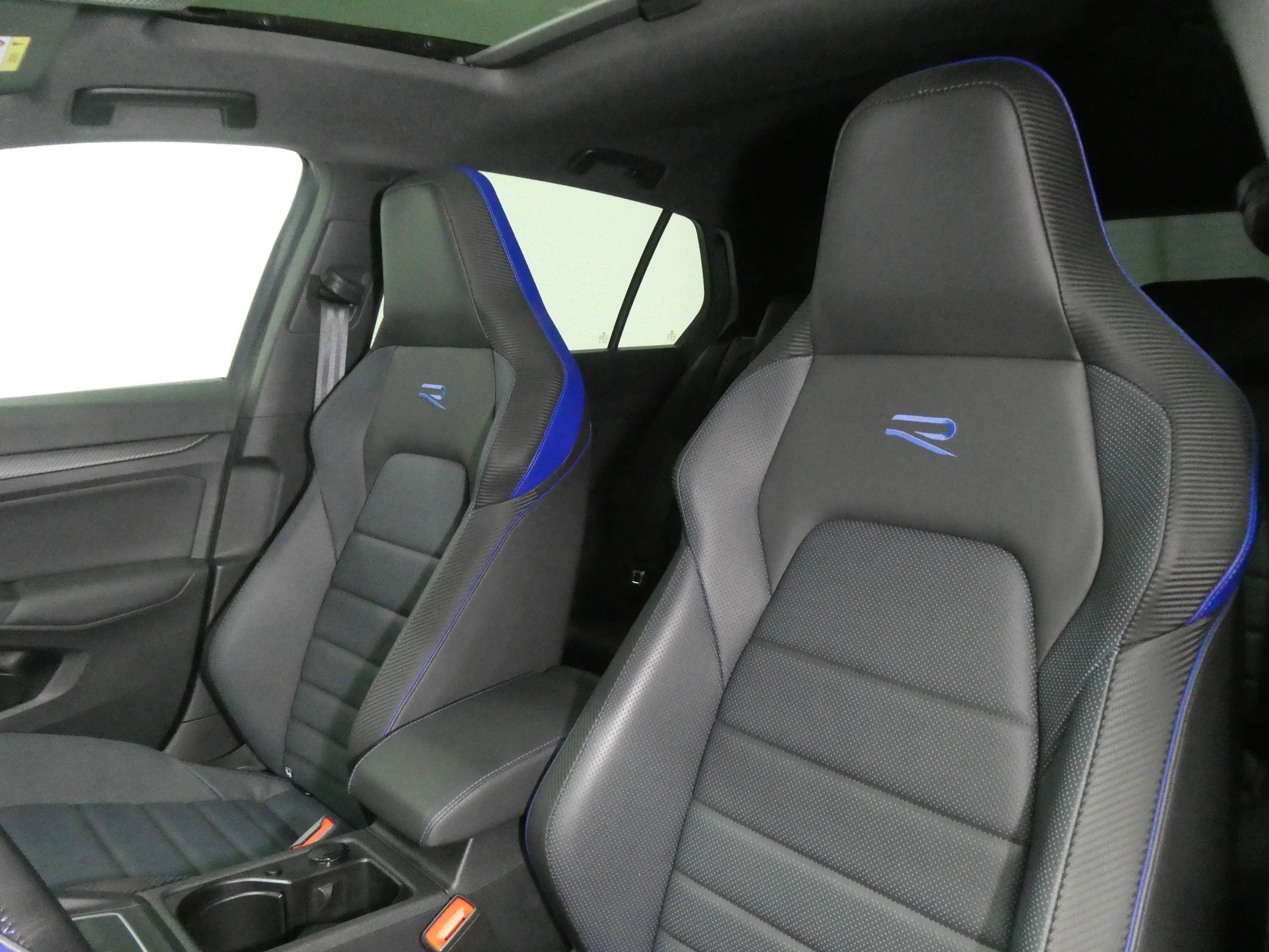 VW Golf R 2.0 TSI 4Motion DSG - Black Style - Panorama - Leder - Harman/Kardon - Kamera - 320 PS-image-8